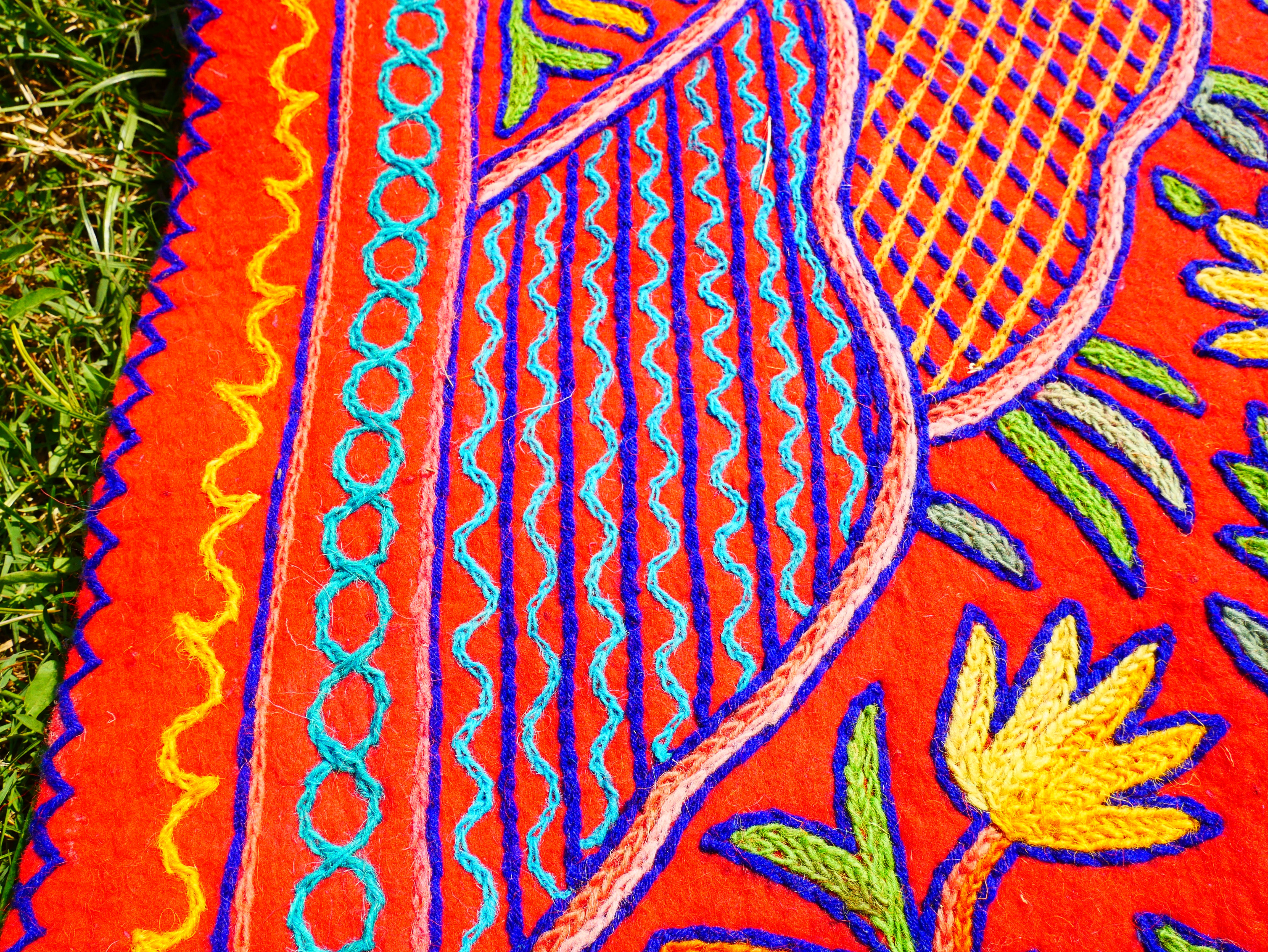 Alfombra Namda de lana grande 12x6 pies | Alfombra de área afieltrada hecha a mano "Jardín del Himalaya" | Alfombra con bordado tradicional de Cachemira