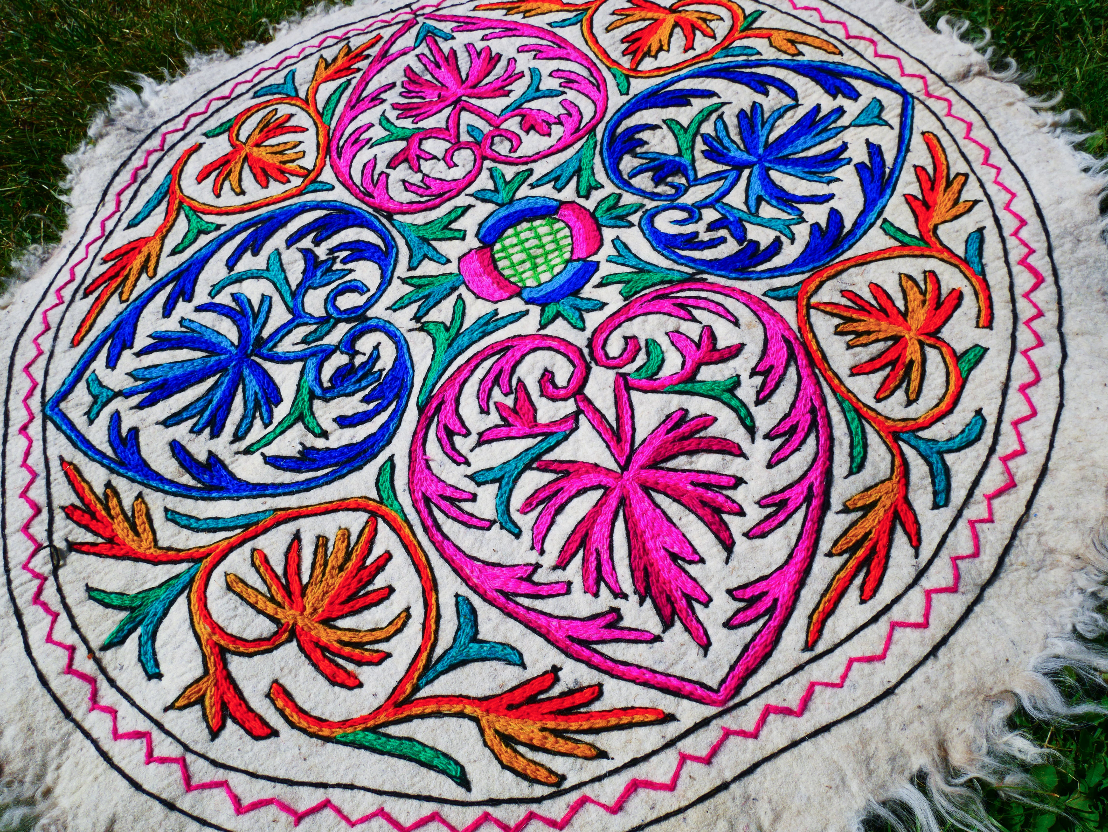 Alfombra redonda de lana con diseño de mandala – Namda de Cachemira bordado a mano, alfombra de fieltro colorida estilo bohemio para salón o espacio de meditación