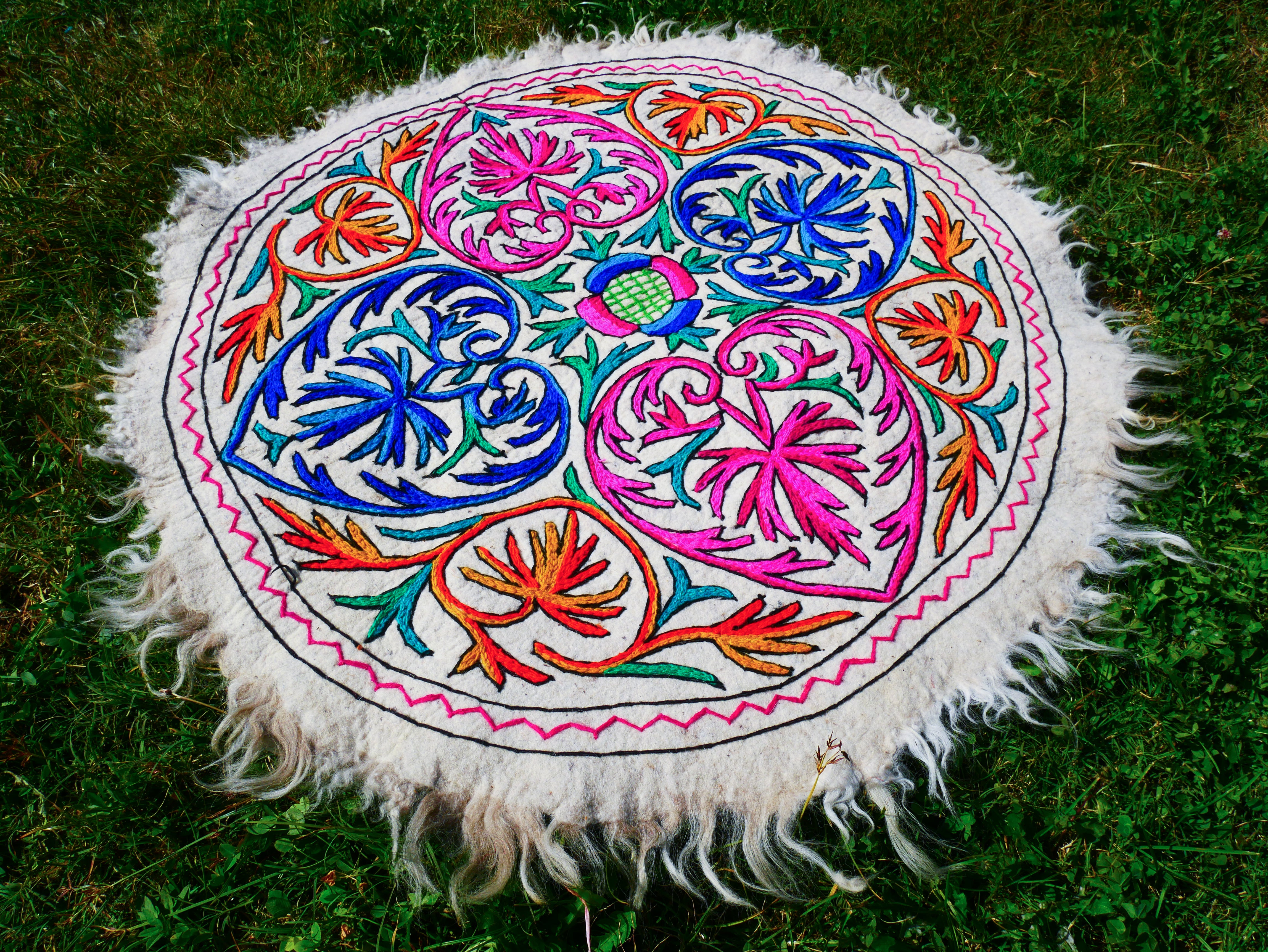 Alfombra redonda de lana con diseño de mandala – Namda de Cachemira bordado a mano, alfombra de fieltro colorida estilo bohemio para salón o espacio de meditación