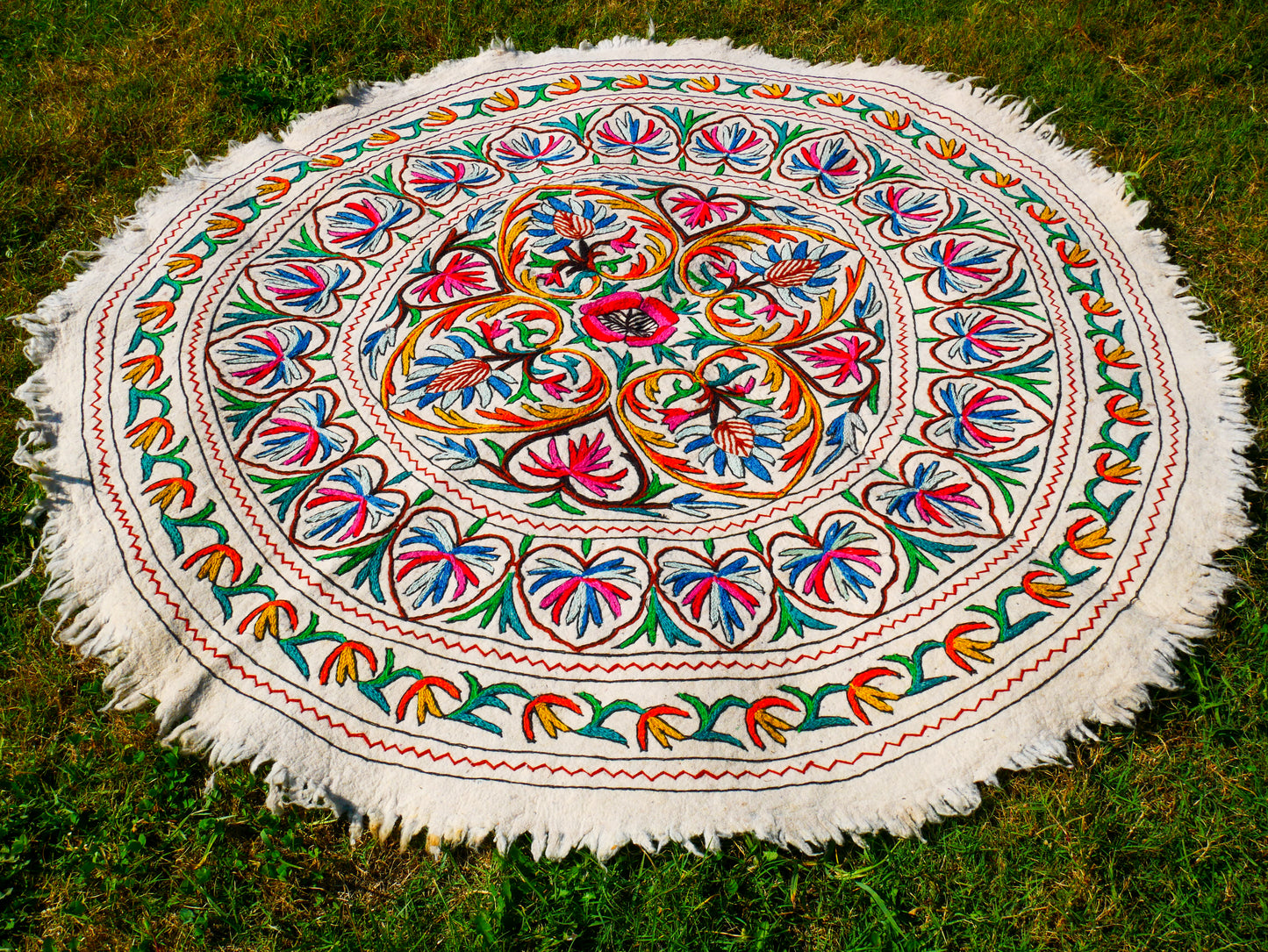 Runder Teppich 5 ft Boho Wollteppich "Namda" aus Kaschmir handgefilzt und bestickt | Weicher Boho-Teppich – Boho-Schlafzimmer-Hippie-Wohnkultur