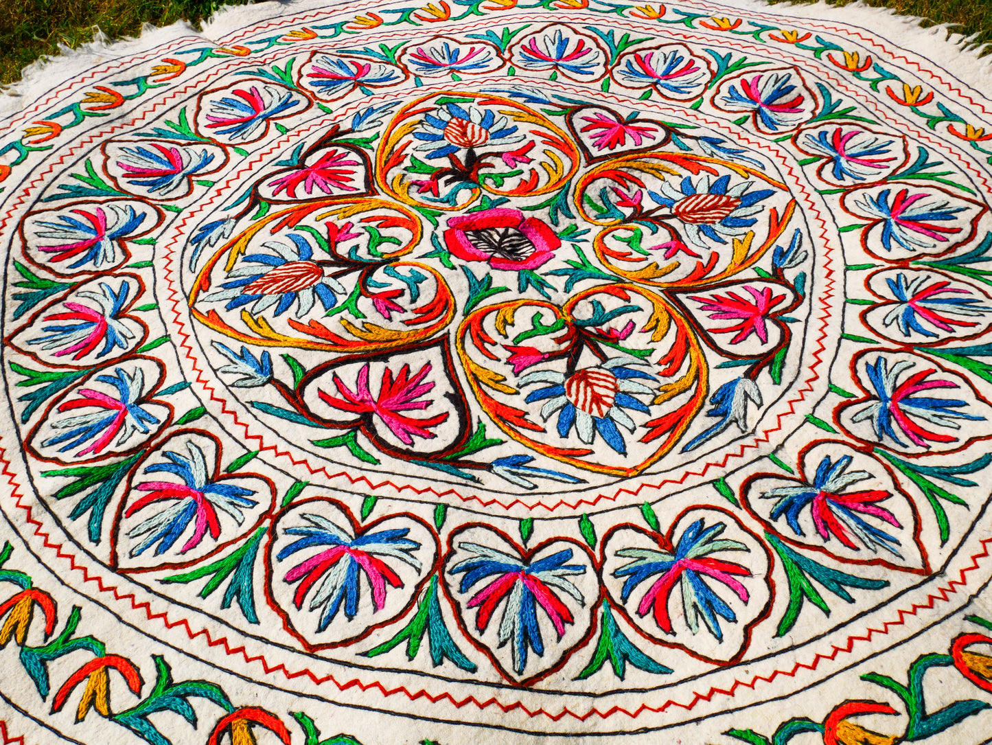 Runder Teppich 5 ft Boho Wollteppich "Namda" aus Kaschmir handgefilzt und bestickt | Weicher Boho-Teppich – Boho-Schlafzimmer-Hippie-Wohnkultur