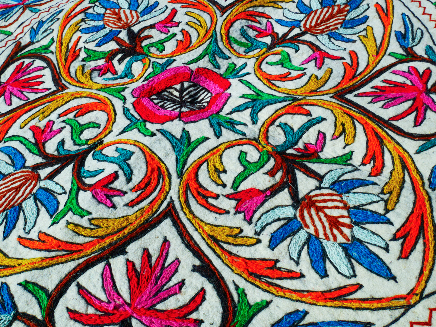 Runder Teppich 5 ft Boho Wollteppich "Namda" aus Kaschmir handgefilzt und bestickt | Weicher Boho-Teppich – Boho-Schlafzimmer-Hippie-Wohnkultur