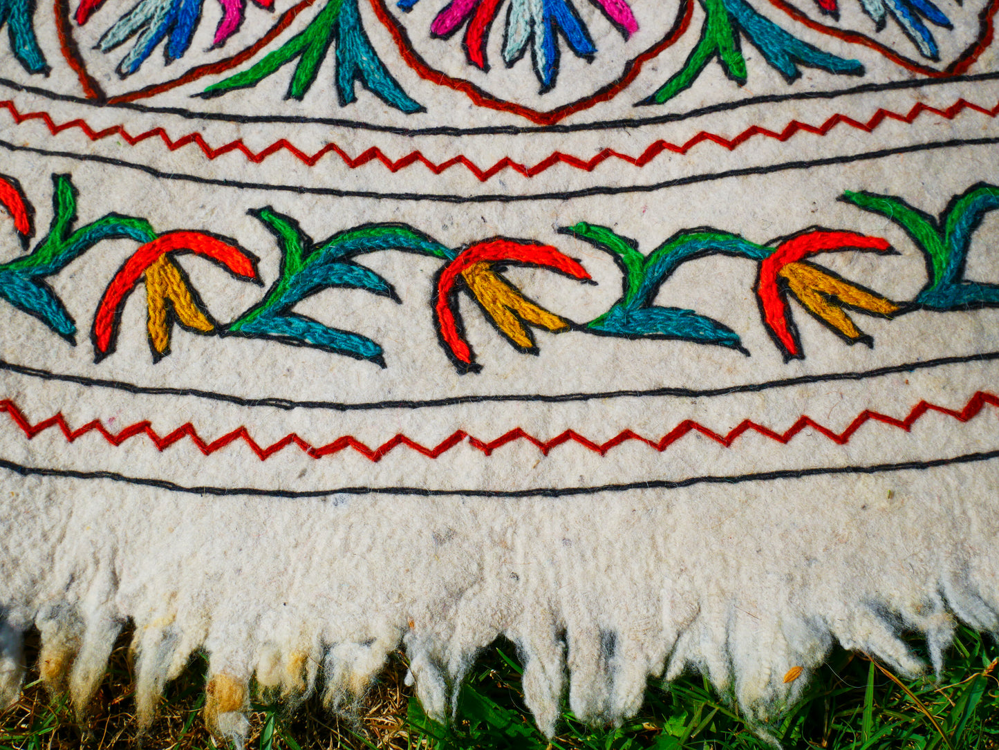 Runder Teppich 5 ft Boho Wollteppich "Namda" aus Kaschmir handgefilzt und bestickt | Weicher Boho-Teppich – Boho-Schlafzimmer-Hippie-Wohnkultur