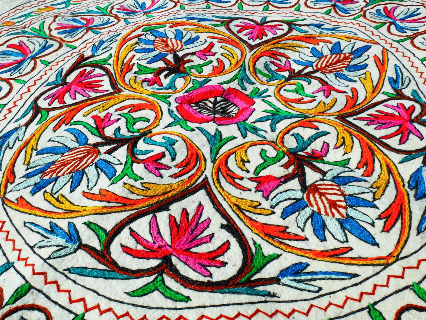 Runder Teppich 5 ft Boho Wollteppich "Namda" aus Kaschmir handgefilzt und bestickt | Weicher Boho-Teppich – Boho-Schlafzimmer-Hippie-Wohnkultur