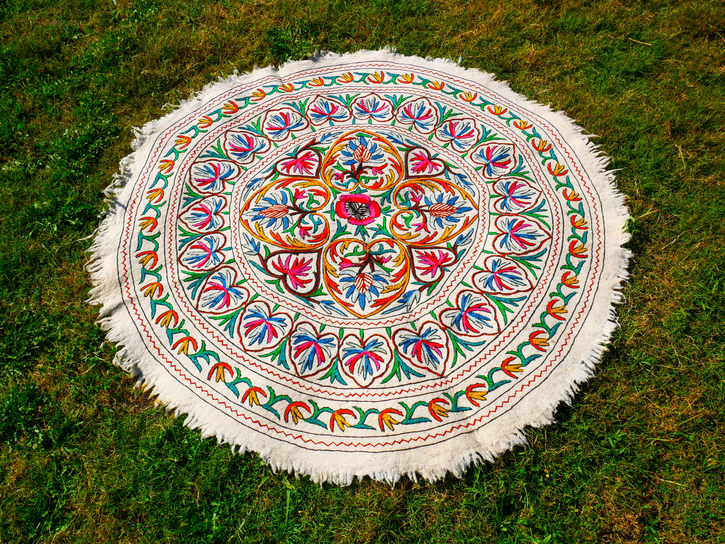 Runder Teppich 5 ft Boho Wollteppich "Namda" aus Kaschmir handgefilzt und bestickt | Weicher Boho-Teppich – Boho-Schlafzimmer-Hippie-Wohnkultur