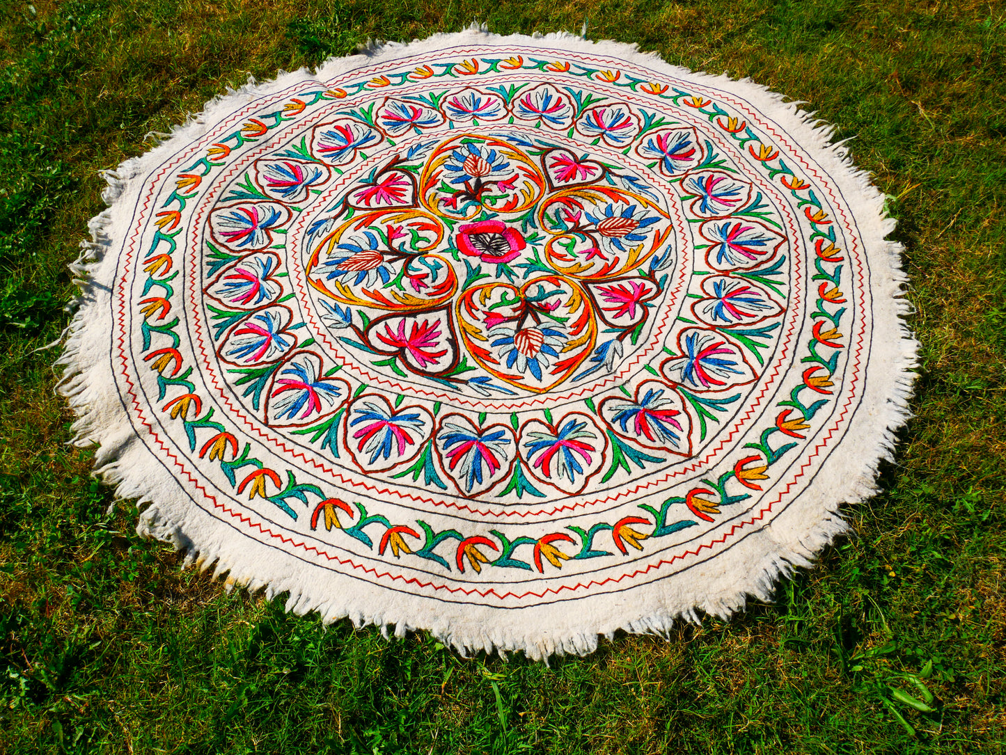 Runder Teppich 5 ft Boho Wollteppich "Namda" aus Kaschmir handgefilzt und bestickt | Weicher Boho-Teppich – Boho-Schlafzimmer-Hippie-Wohnkultur