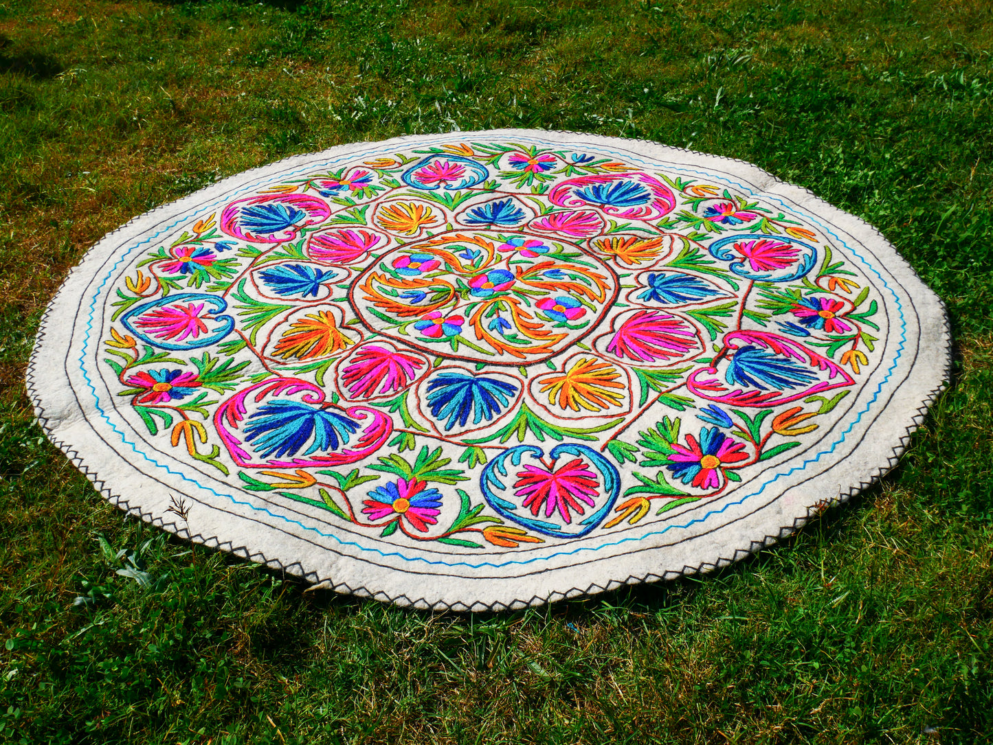 Runder Teppich 5 ft Boho Wollteppich "Namda" aus Kaschmir handgefilzt und bestickt | Weicher Boho-Teppich – Boho-Schlafzimmer-Hippie-Wohnkultur