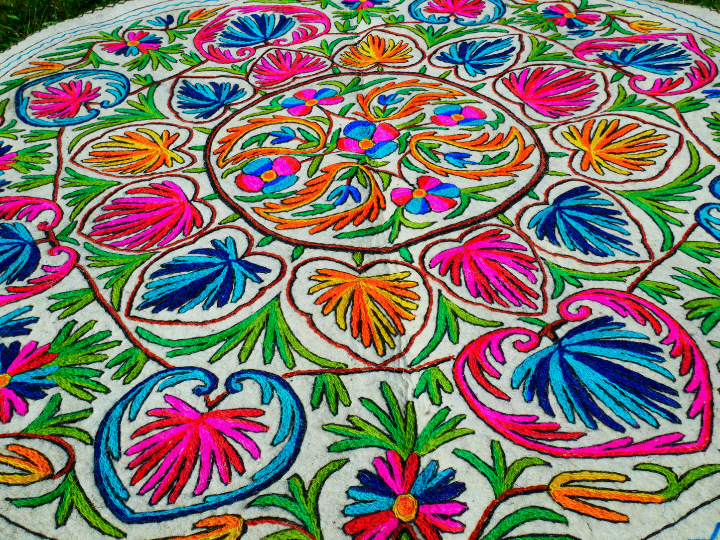 Runder Teppich 5 ft Boho Wollteppich "Namda" aus Kaschmir handgefilzt und bestickt | Weicher Boho-Teppich – Boho-Schlafzimmer-Hippie-Wohnkultur