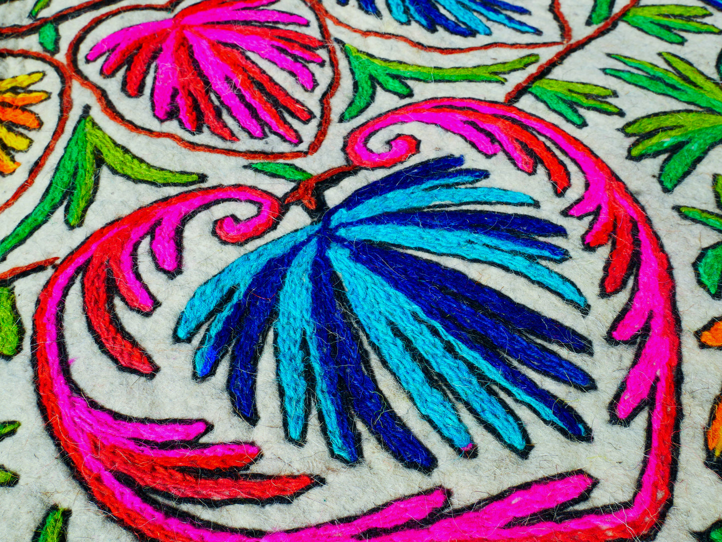 Runder Teppich 5 ft Boho Wollteppich "Namda" aus Kaschmir handgefilzt und bestickt | Weicher Boho-Teppich – Boho-Schlafzimmer-Hippie-Wohnkultur