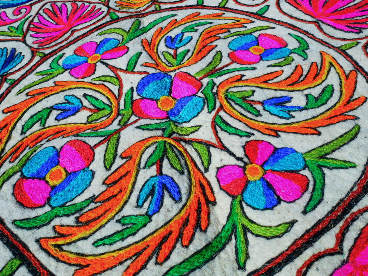 Runder Teppich 5 ft Boho Wollteppich "Namda" aus Kaschmir handgefilzt und bestickt | Weicher Boho-Teppich – Boho-Schlafzimmer-Hippie-Wohnkultur