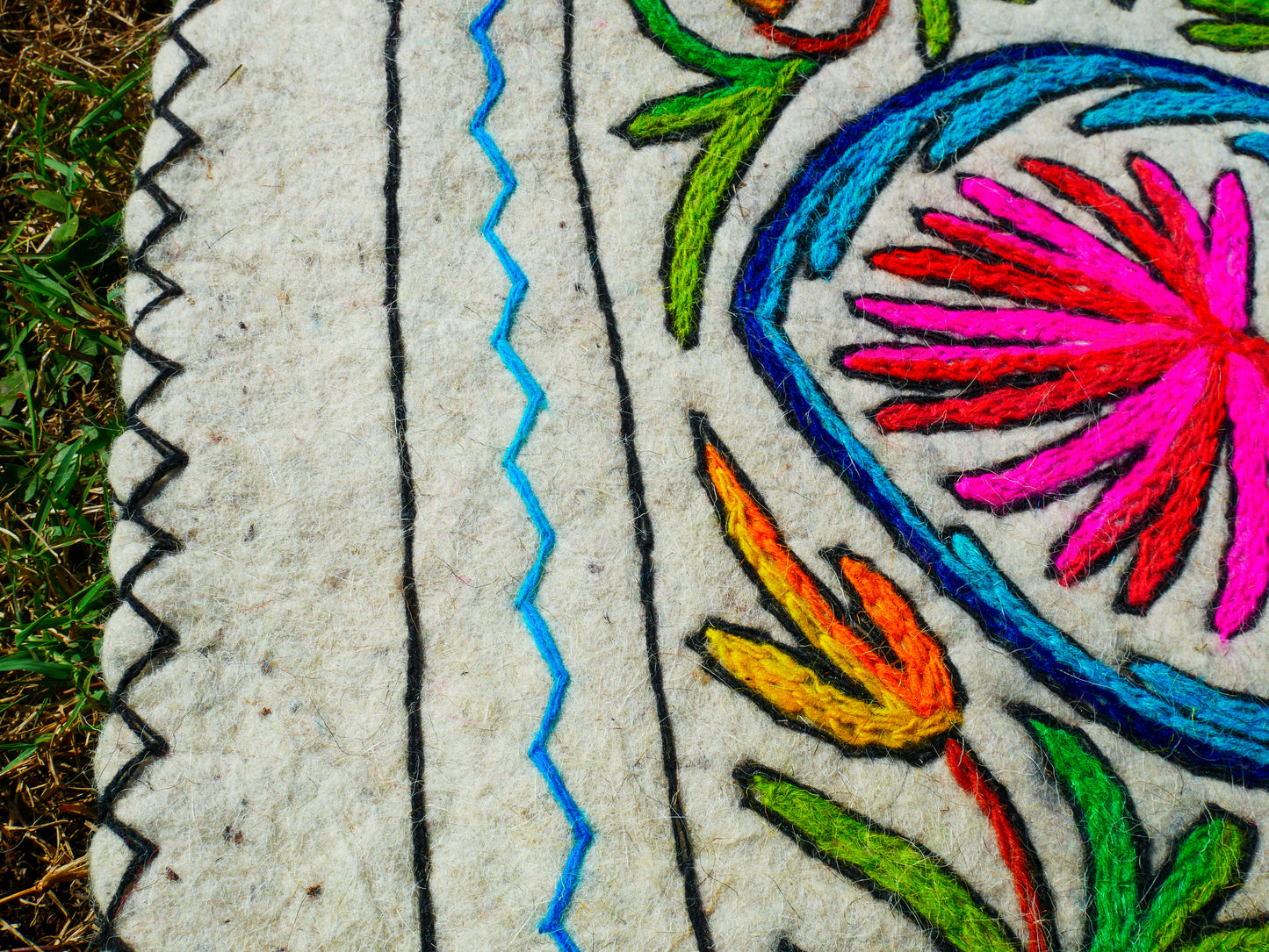 Runder Teppich 5 ft Boho Wollteppich "Namda" aus Kaschmir handgefilzt und bestickt | Weicher Boho-Teppich – Boho-Schlafzimmer-Hippie-Wohnkultur