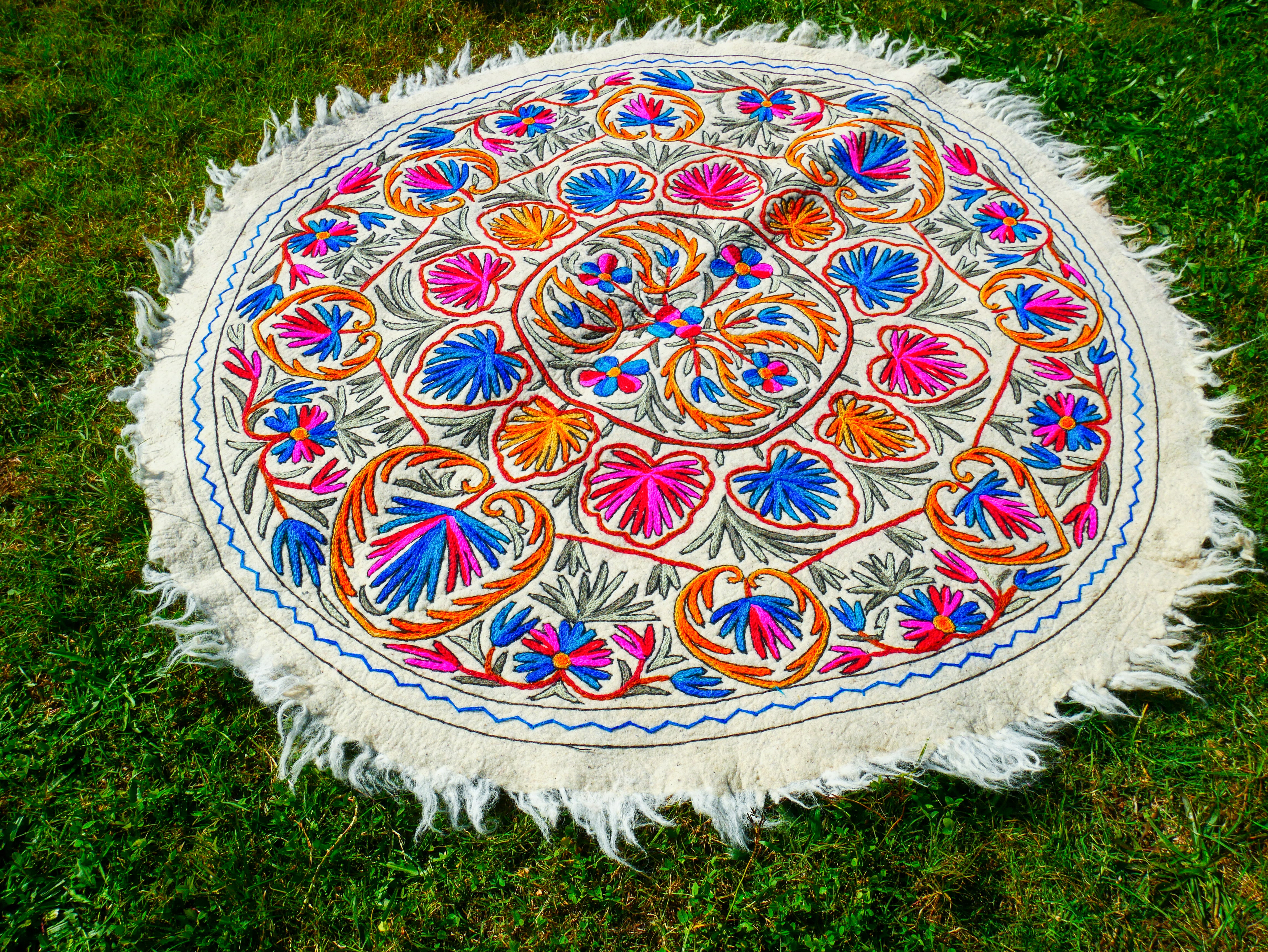 Round rug 6 ft boho wool rug "Namda" from Kashmir hand felted and embroidered