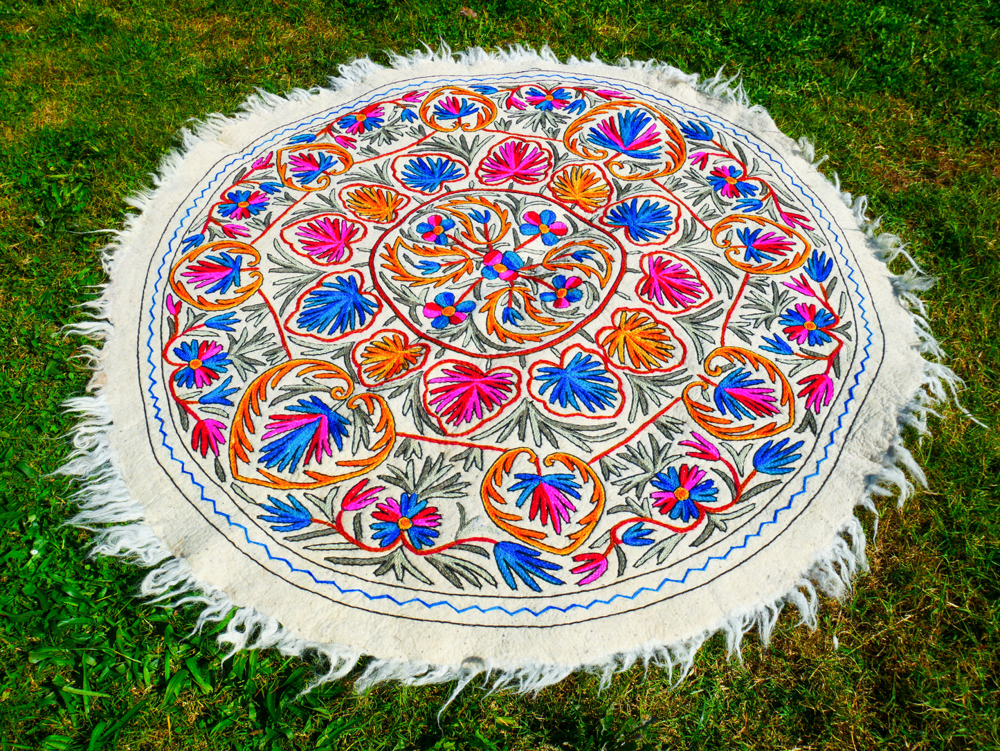 Runder Teppich 5 ft Boho Wollteppich "Namda" aus Kaschmir handgefilzt und bestickt | Weicher Boho-Teppich – Boho-Schlafzimmer-Hippie-Wohnkultur