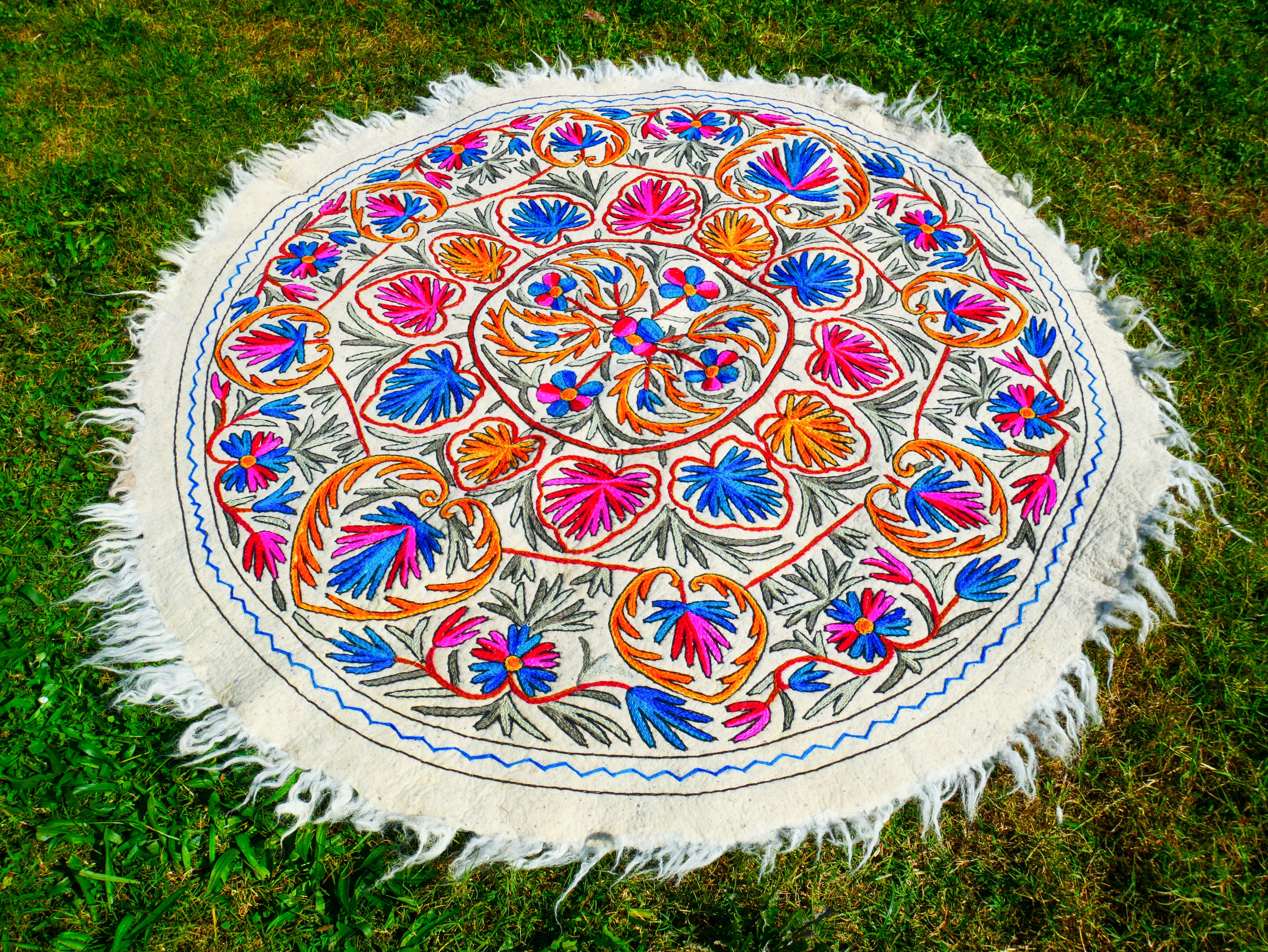 Round rug 6 ft boho wool rug "Namda" from Kashmir hand felted and embroidered