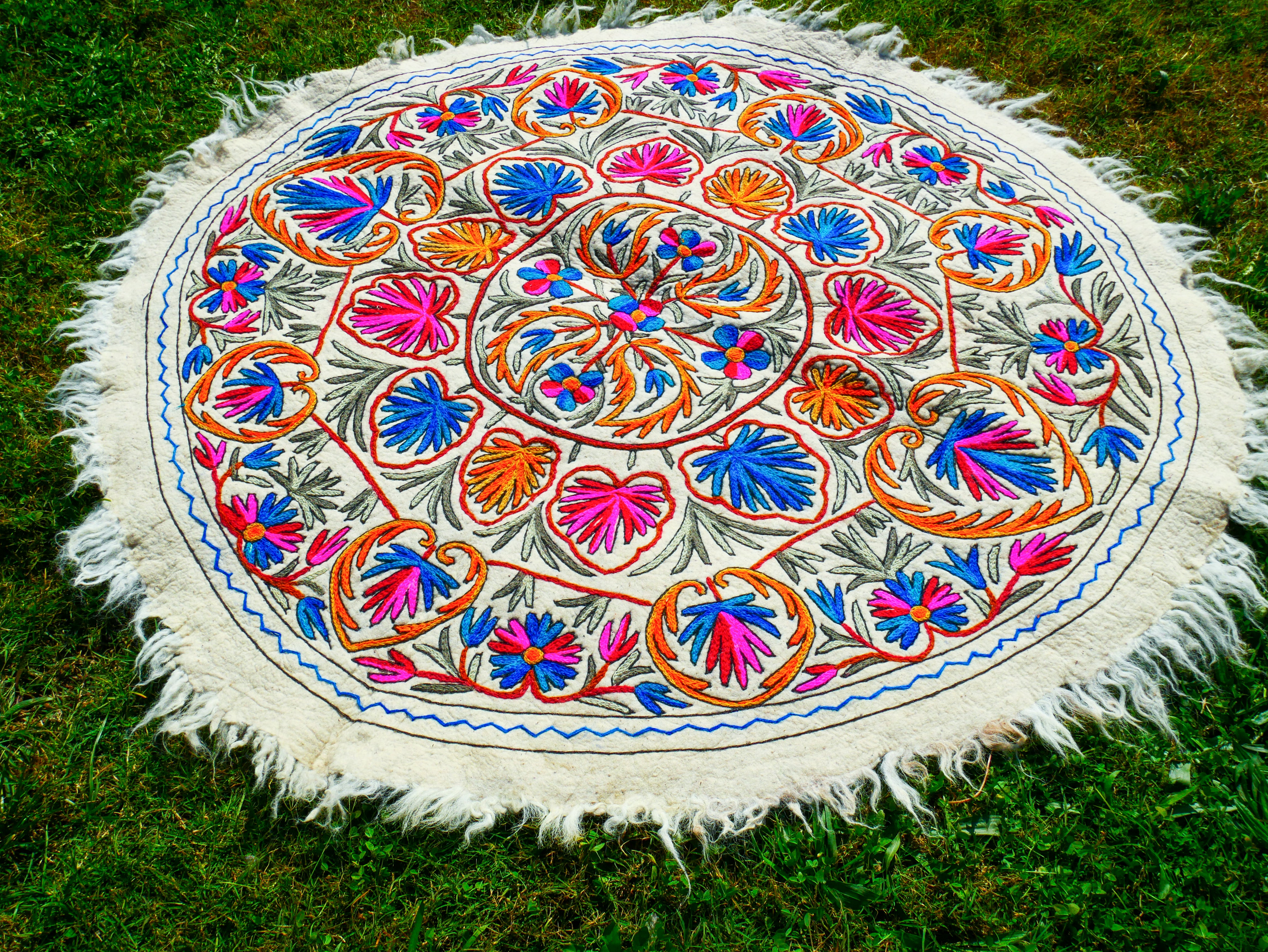 Round rug 6 ft boho wool rug "Namda" from Kashmir hand felted and embroidered