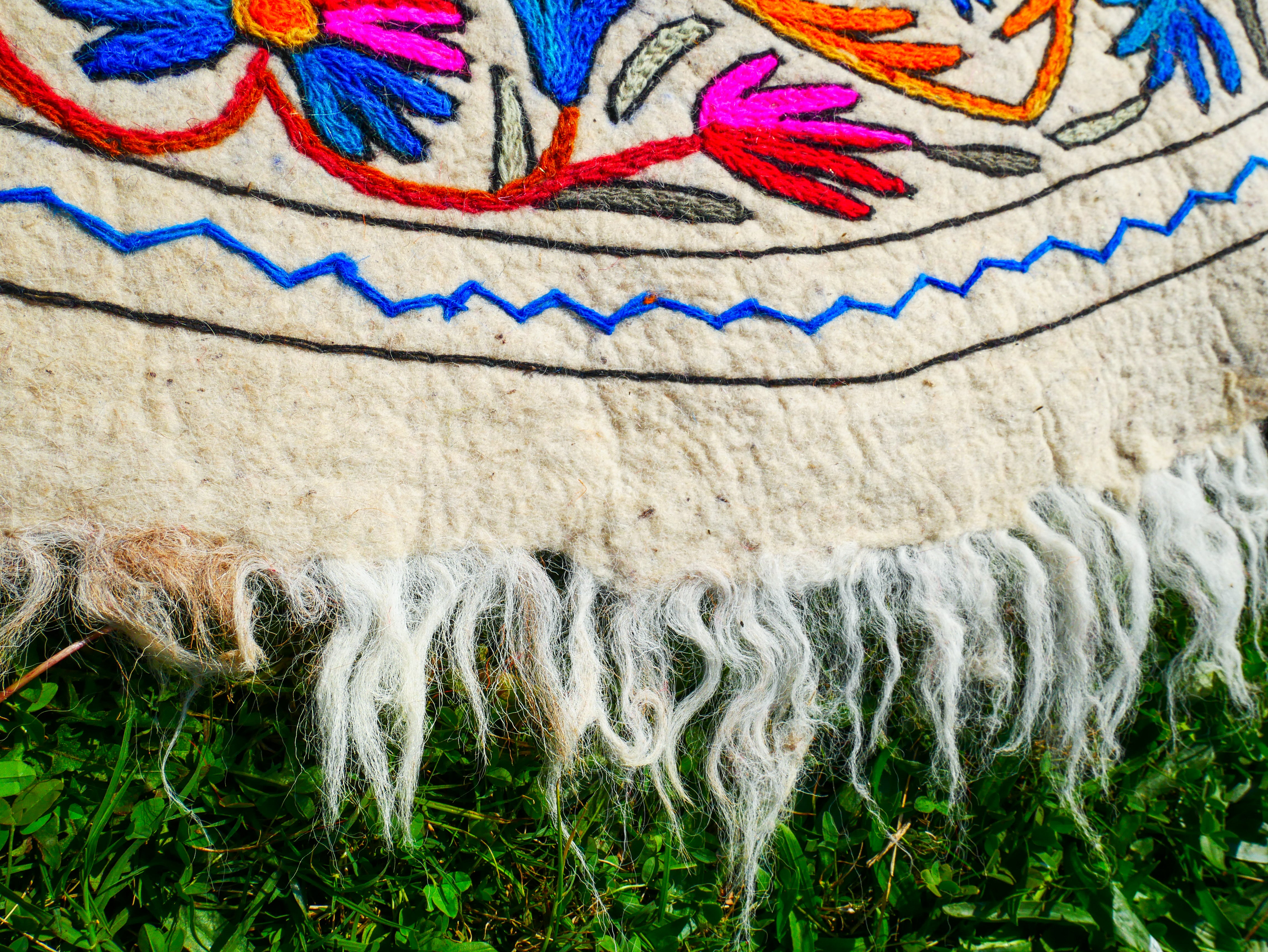 Round rug 6 ft boho wool rug "Namda" from Kashmir hand felted and embroidered