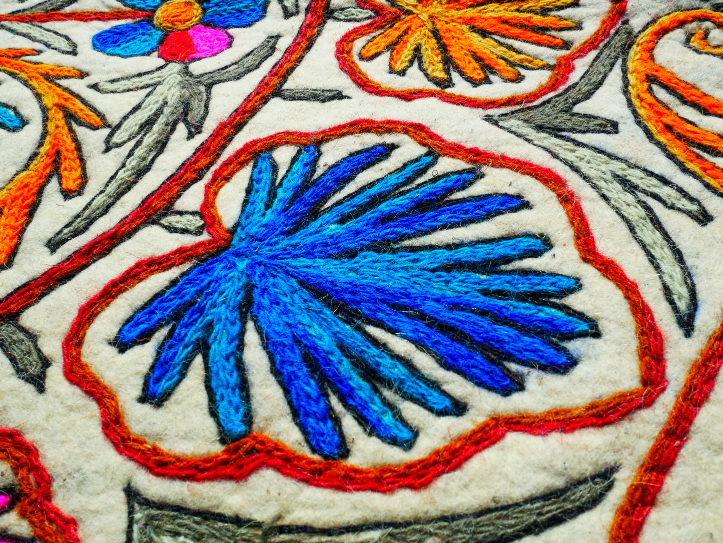 Runder Teppich 5 ft Boho Wollteppich "Namda" aus Kaschmir handgefilzt und bestickt | Weicher Boho-Teppich – Boho-Schlafzimmer-Hippie-Wohnkultur