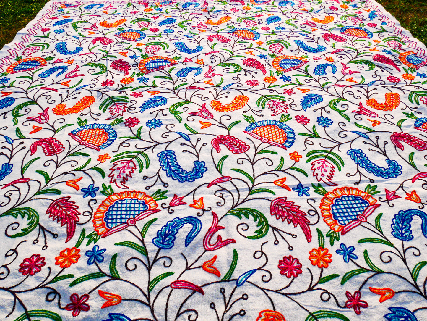 Böhmische Bettwäsche – luxuriöse indische Bettüberwürfe | Kashmir Crewel-Stickerei - bunte Tagesdecke, florales Design