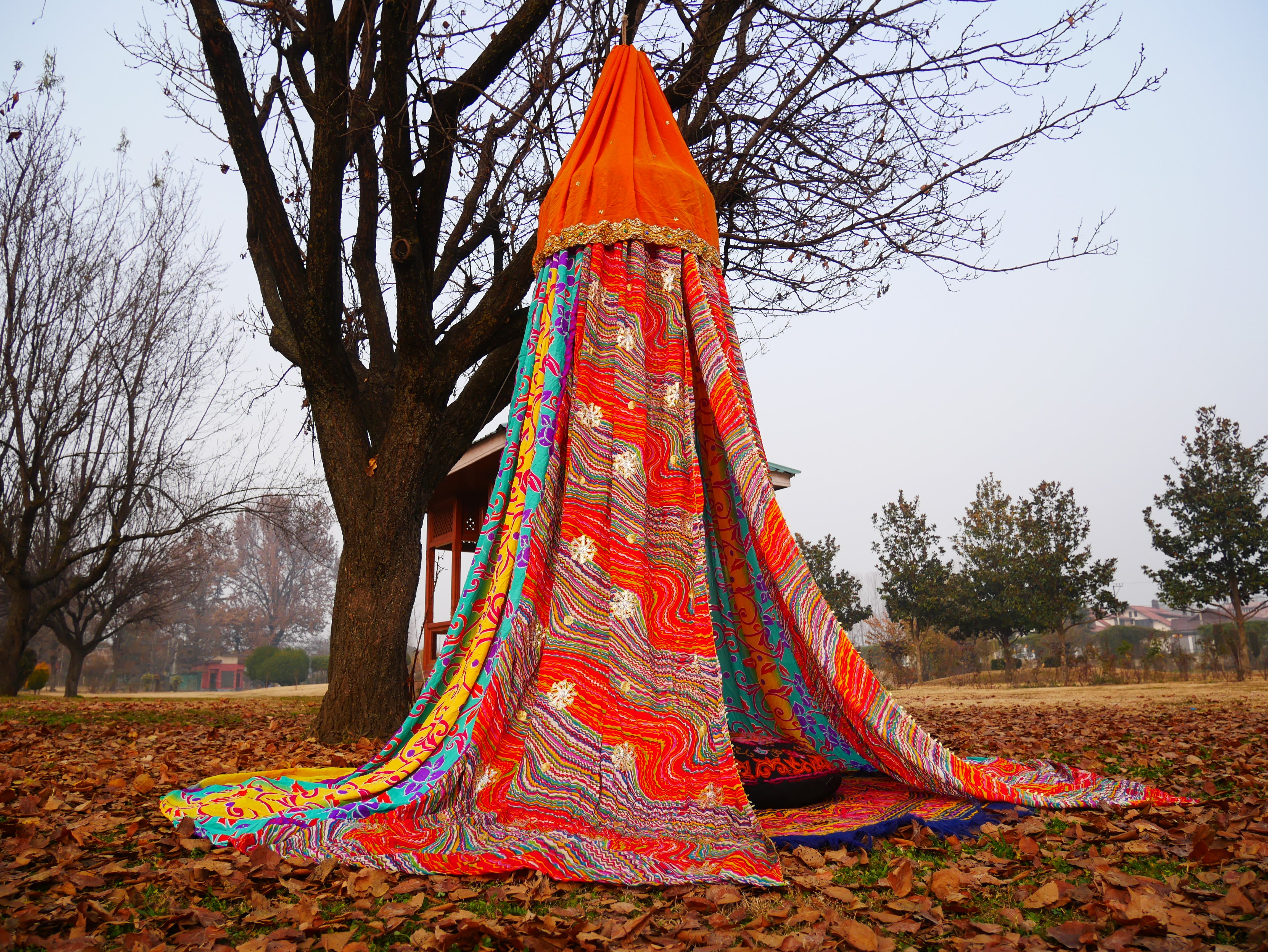 Boho Baldachin - Saree Zelt - Betthimmel | böhmische Hochzeitskulisse | Indisches Hippie-Dekor – Sitzbereich auf dem Boden | Meditationsraum - Glamping