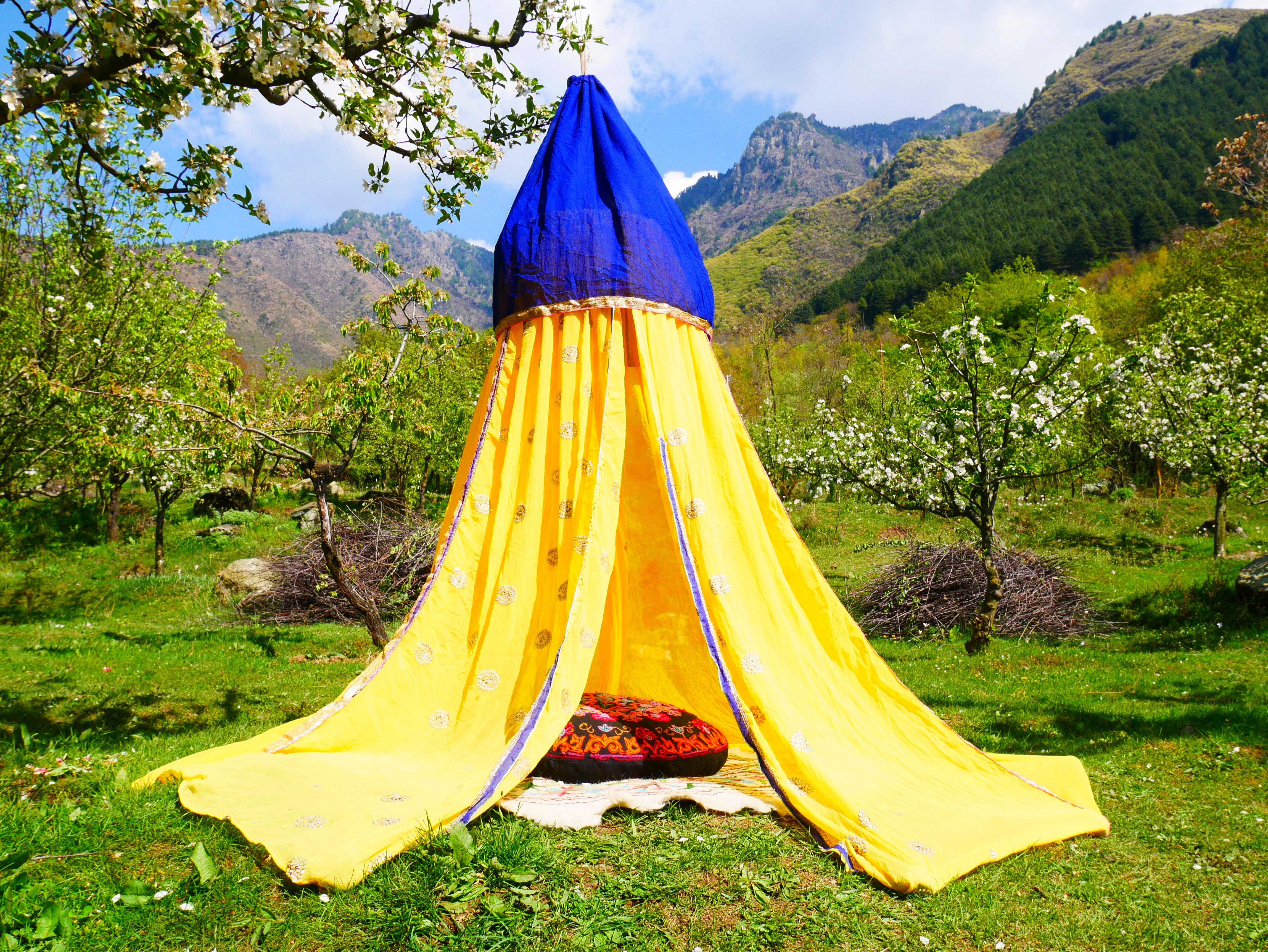 Tienda de sari, baldaquín Shanti - baldaquín bohemio para cama | telón de fondo para bodas bohemias - decoración hippie - área de asientos en el suelo | sala de meditación