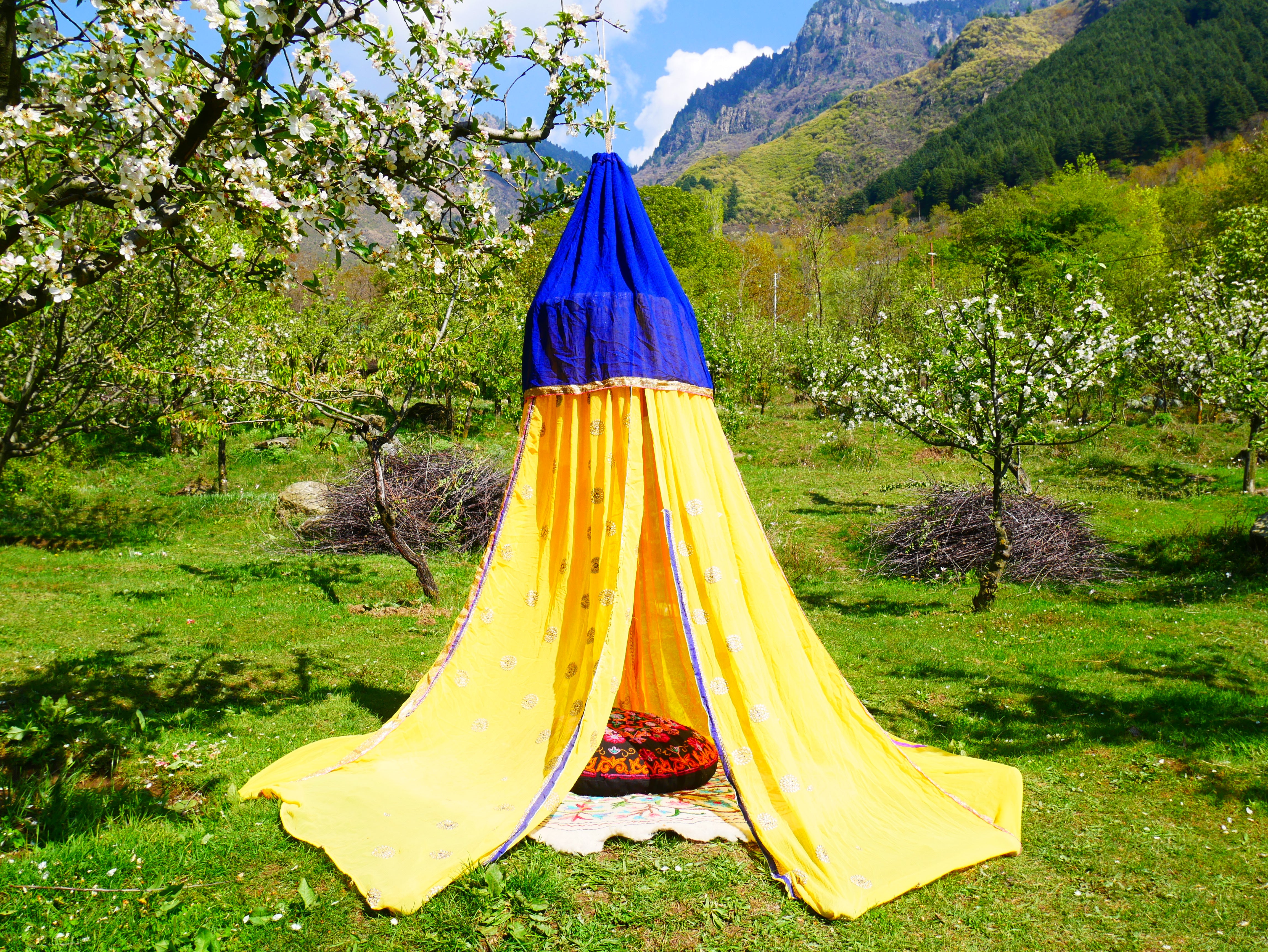 Tienda de sari, baldaquín Shanti - baldaquín bohemio para cama | telón de fondo para bodas bohemias - decoración hippie - área de asientos en el suelo | sala de meditación