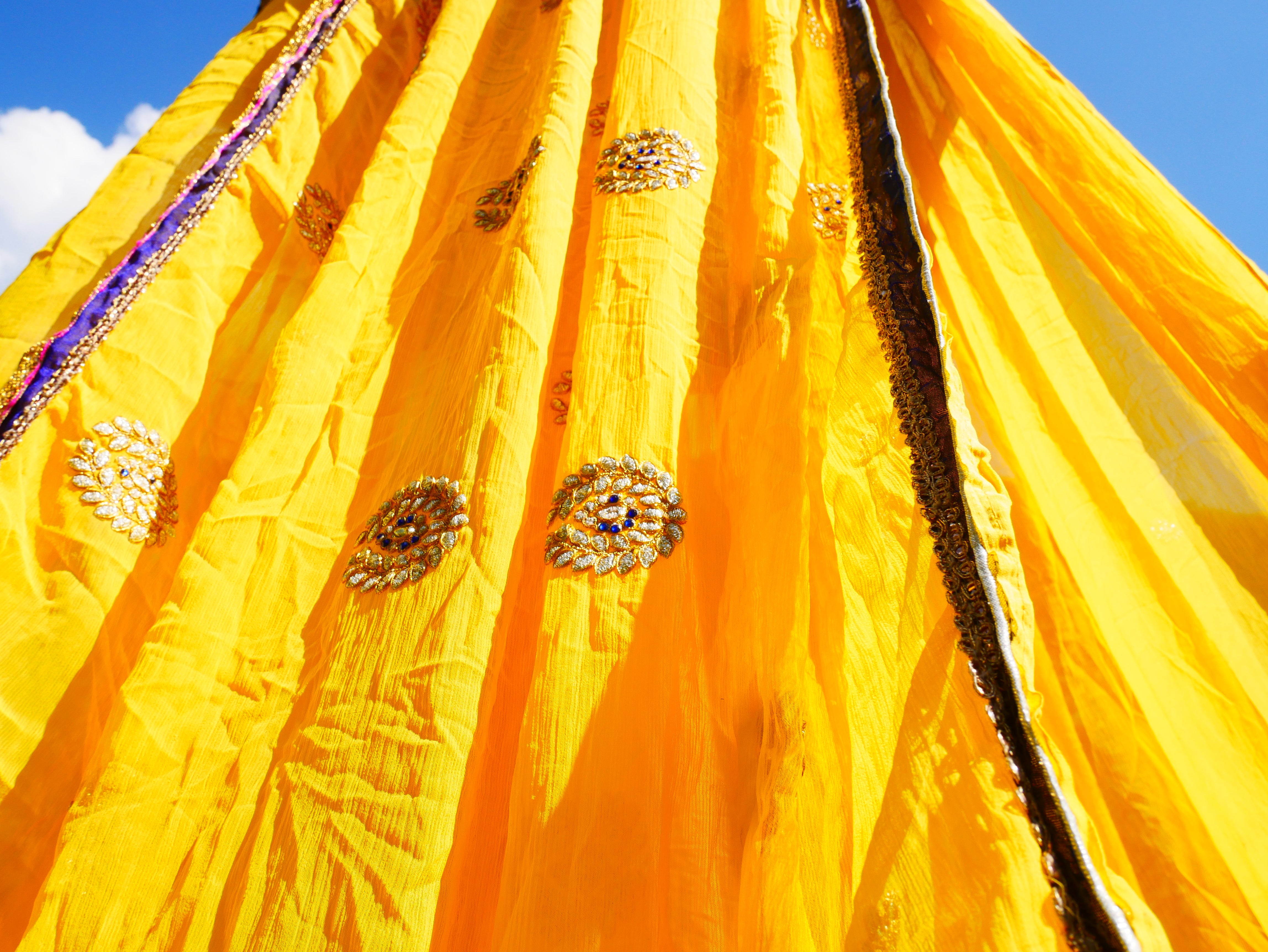 Tienda de sari, baldaquín Shanti - baldaquín bohemio para cama | telón de fondo para bodas bohemias - decoración hippie - área de asientos en el suelo | sala de meditación