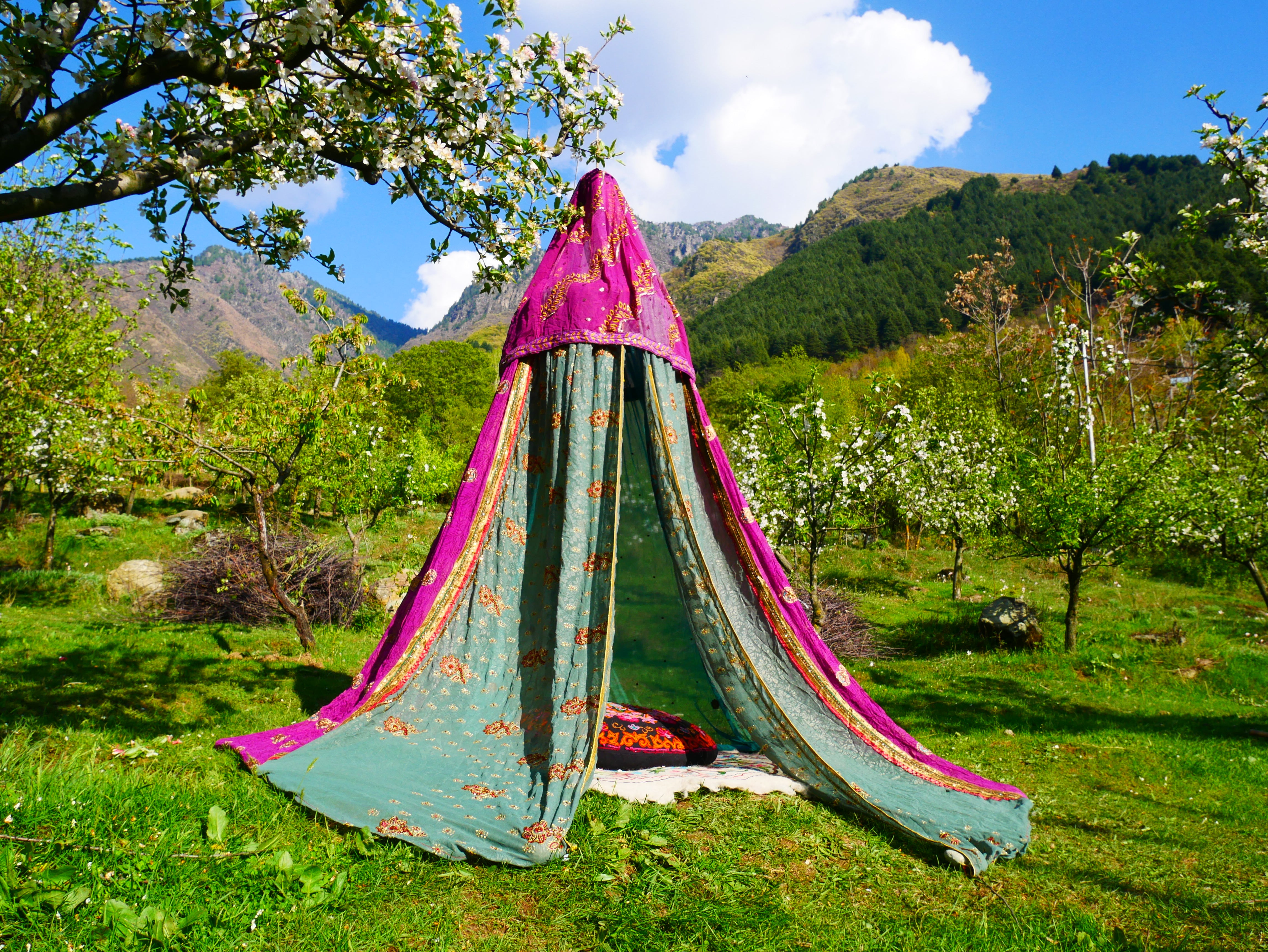 Tienda de sari con dosel kashmiri - Dosel para cama | Decoración para festivales o glamping - Dosel Shanti para espacios de meditación o tienda de juegos para niños