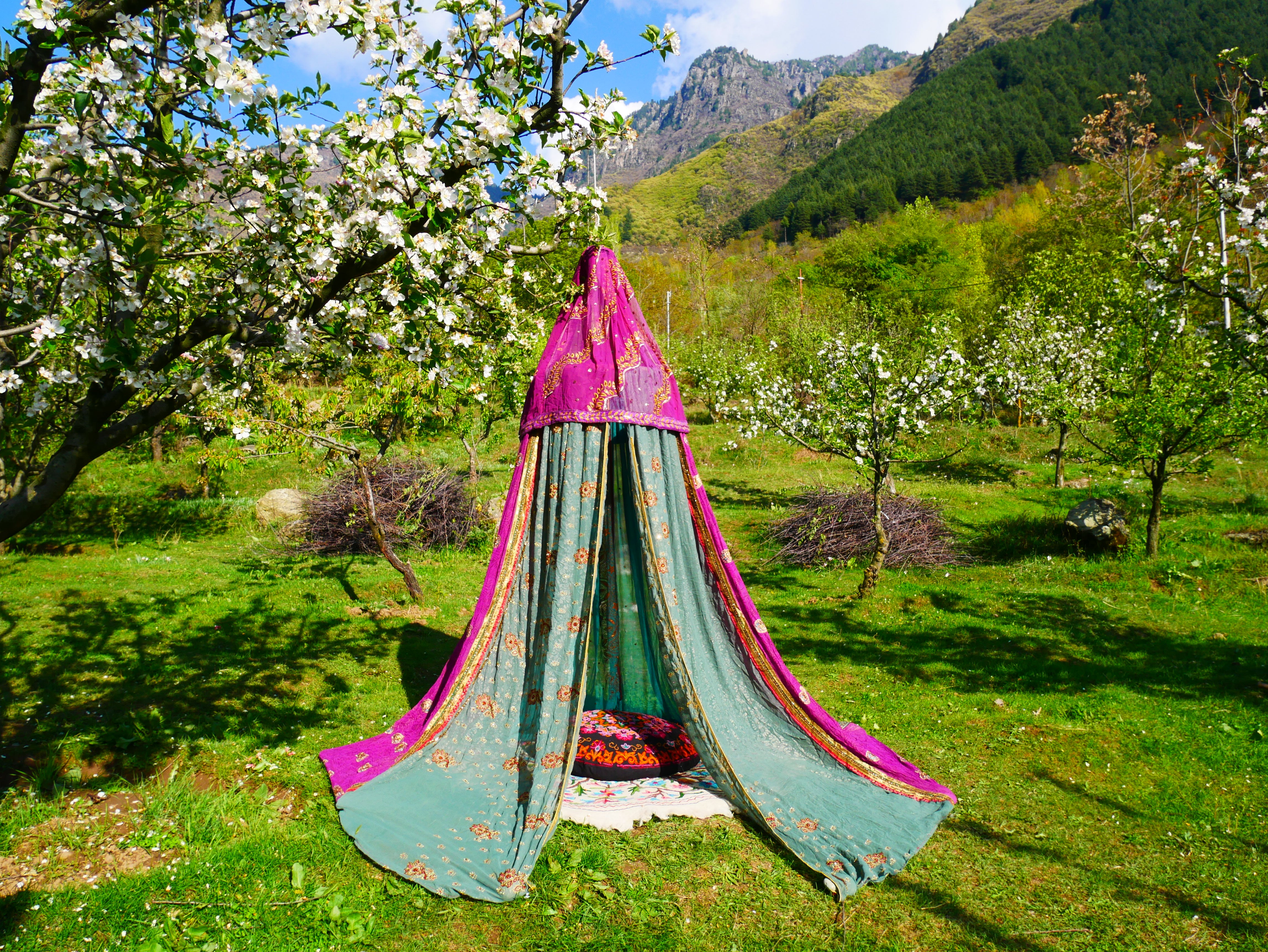 Tienda de sari con dosel kashmiri - Dosel para cama | Decoración para festivales o glamping - Dosel Shanti para espacios de meditación o tienda de juegos para niños
