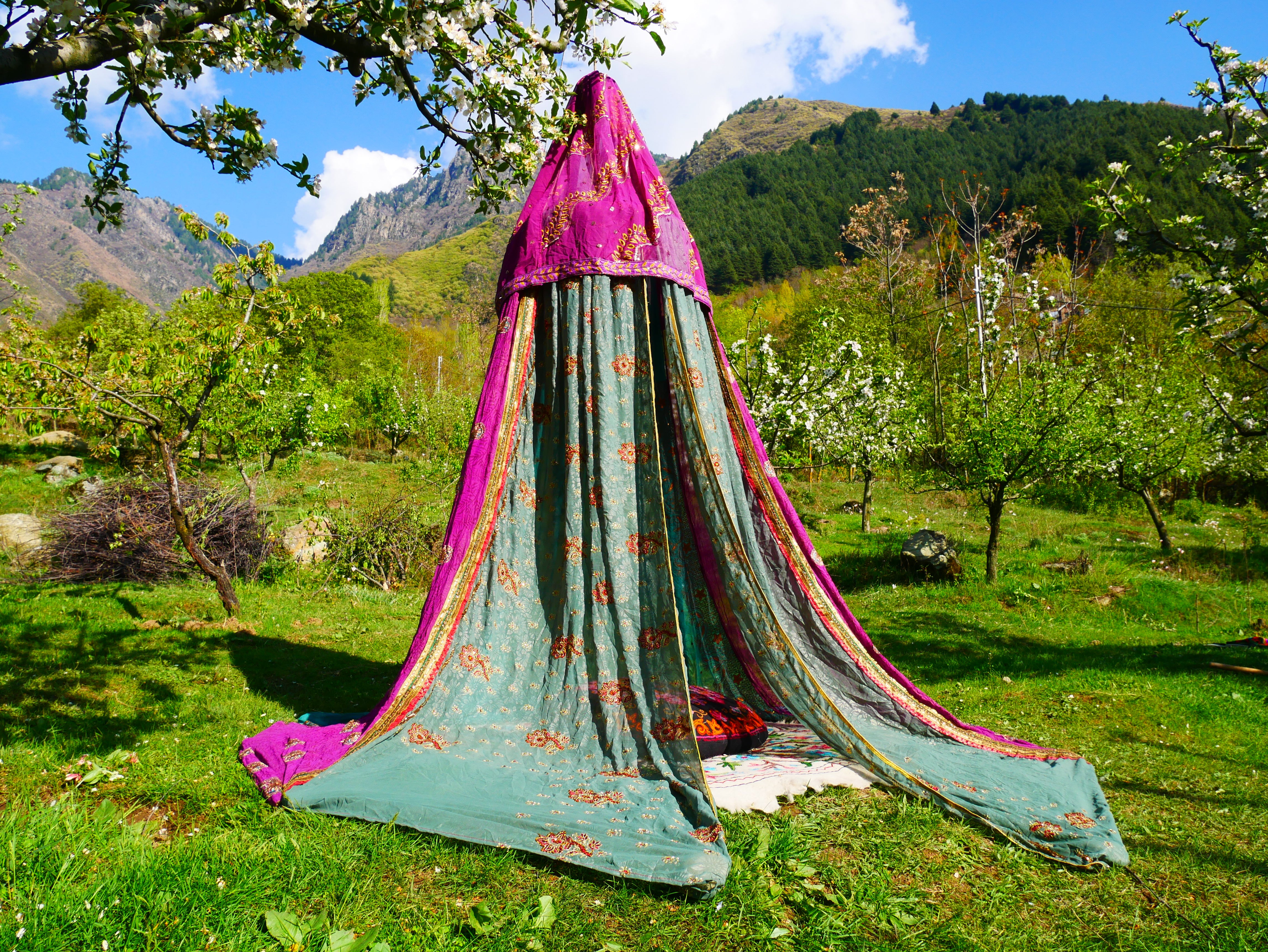 Tienda de sari con dosel kashmiri - Dosel para cama | Decoración para festivales o glamping - Dosel Shanti para espacios de meditación o tienda de juegos para niños