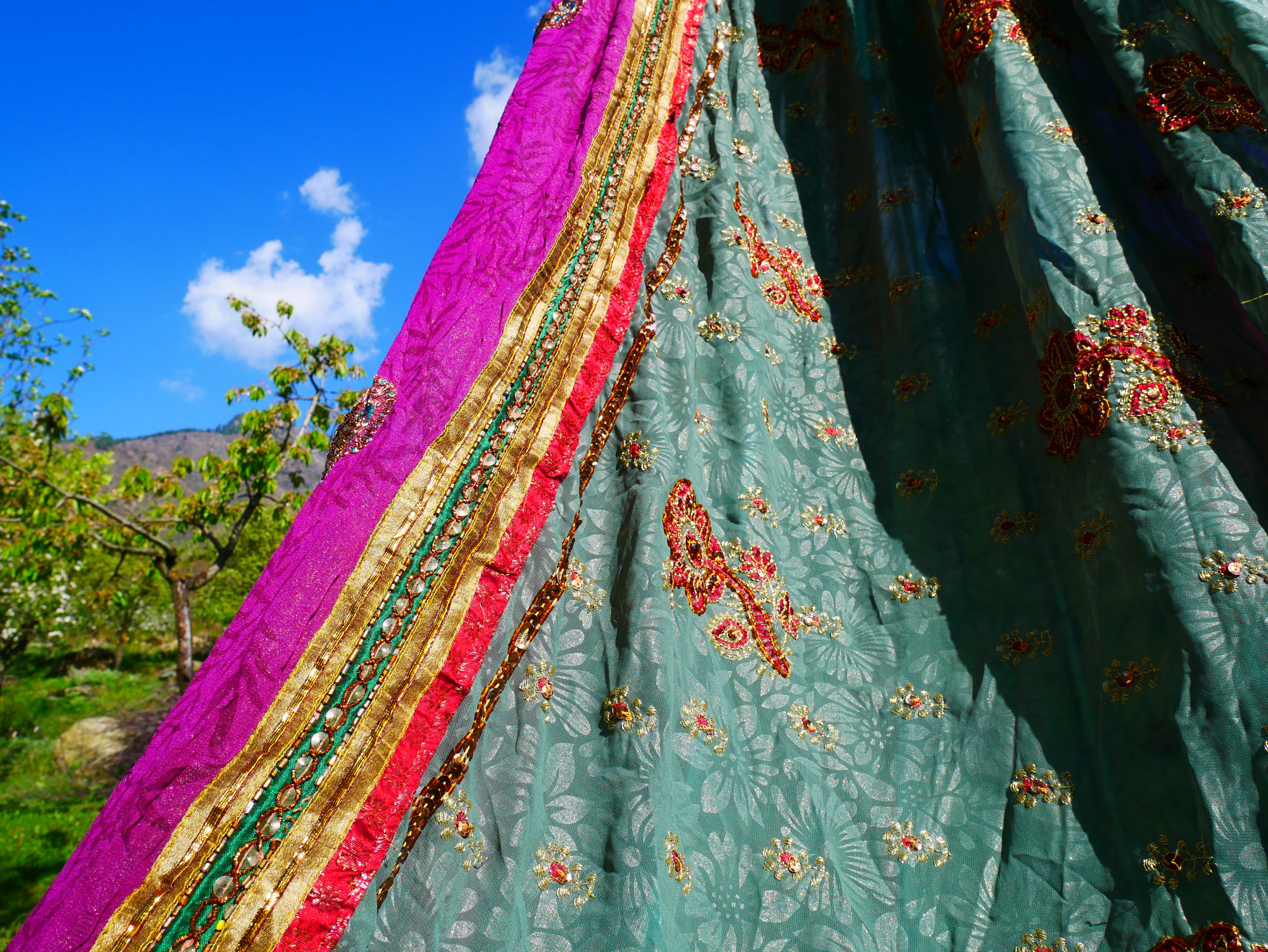 Tienda de sari con dosel kashmiri - Dosel para cama | Decoración para festivales o glamping - Dosel Shanti para espacios de meditación o tienda de juegos para niños