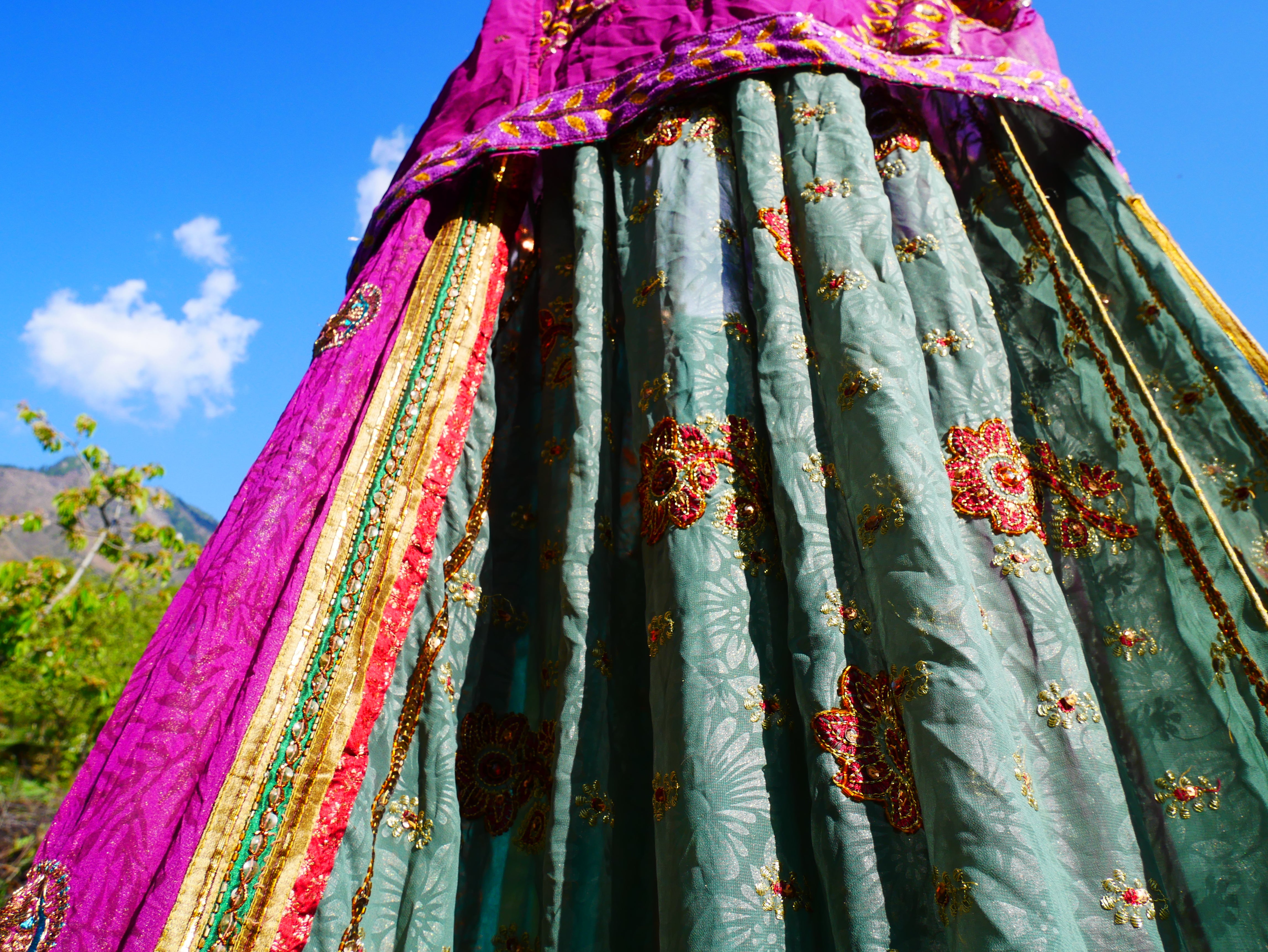 Tienda de sari con dosel kashmiri - Dosel para cama | Decoración para festivales o glamping - Dosel Shanti para espacios de meditación o tienda de juegos para niños