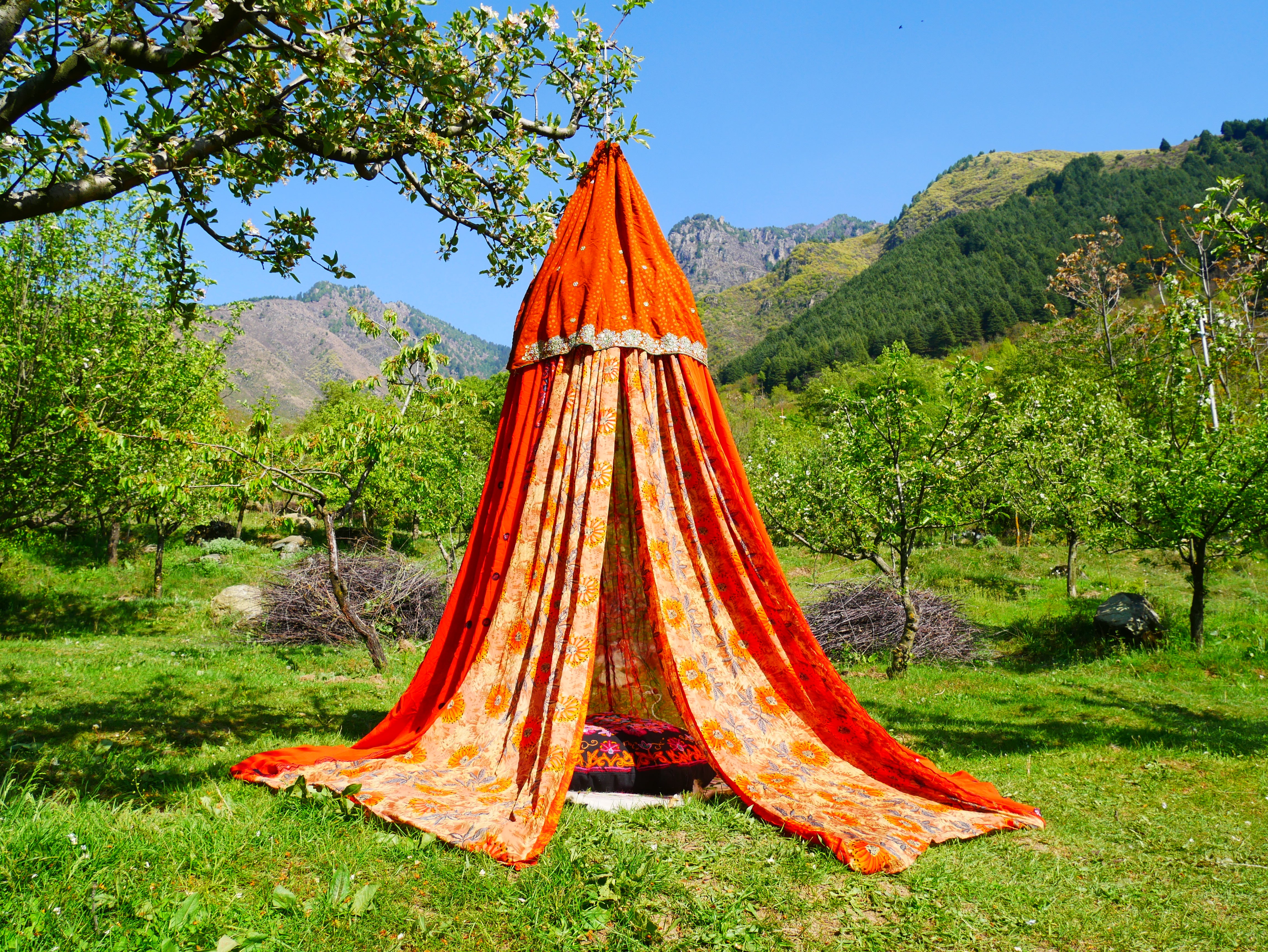 Tienda de sari con dosel kashmiri - Dosel para cama | Decoración para festivales o glamping - Dosel Shanti para espacios de meditación o tienda de juegos para niños