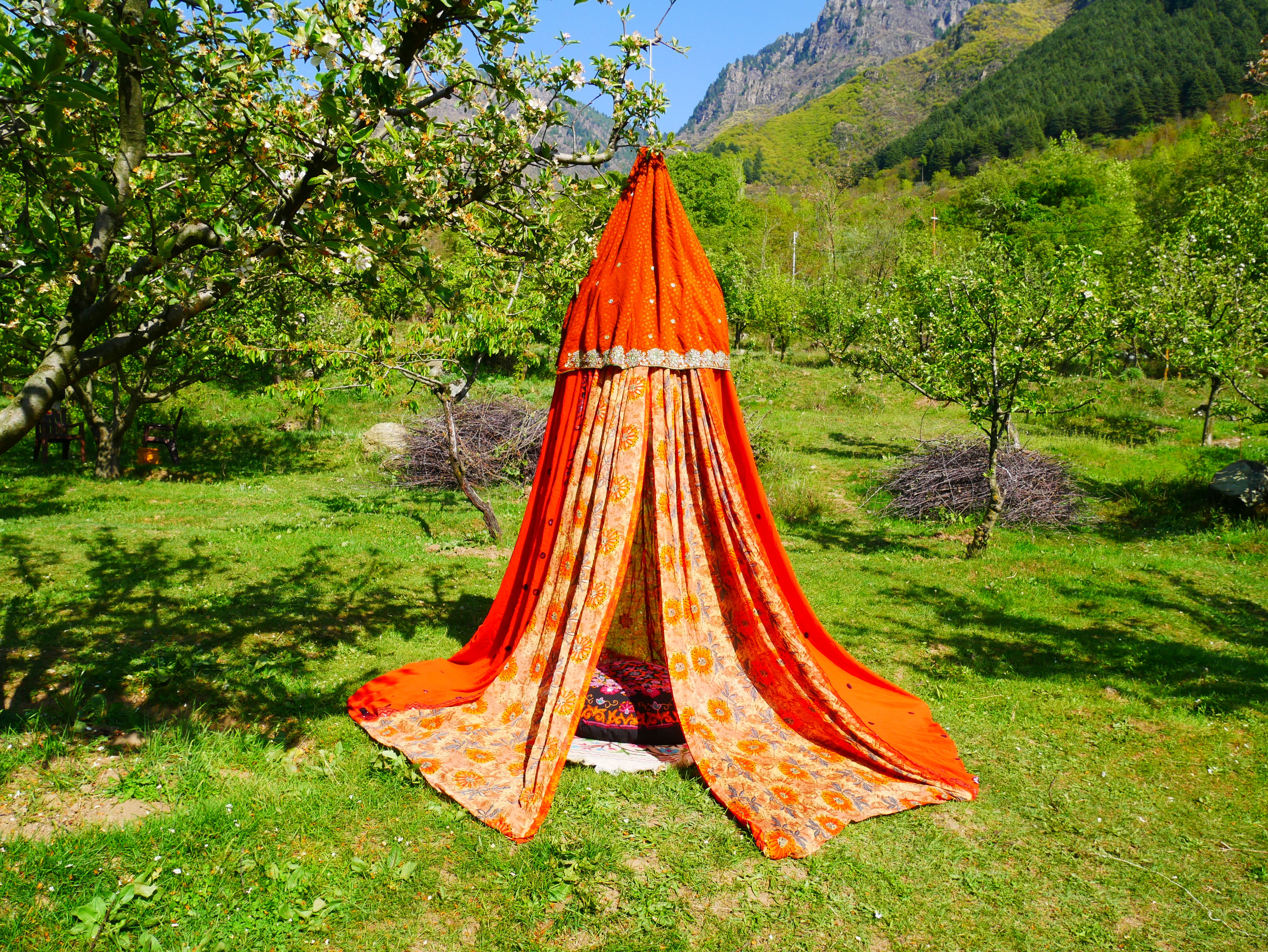 Tienda de sari con dosel kashmiri - Dosel para cama | Decoración para festivales o glamping - Dosel Shanti para espacios de meditación o tienda de juegos para niños
