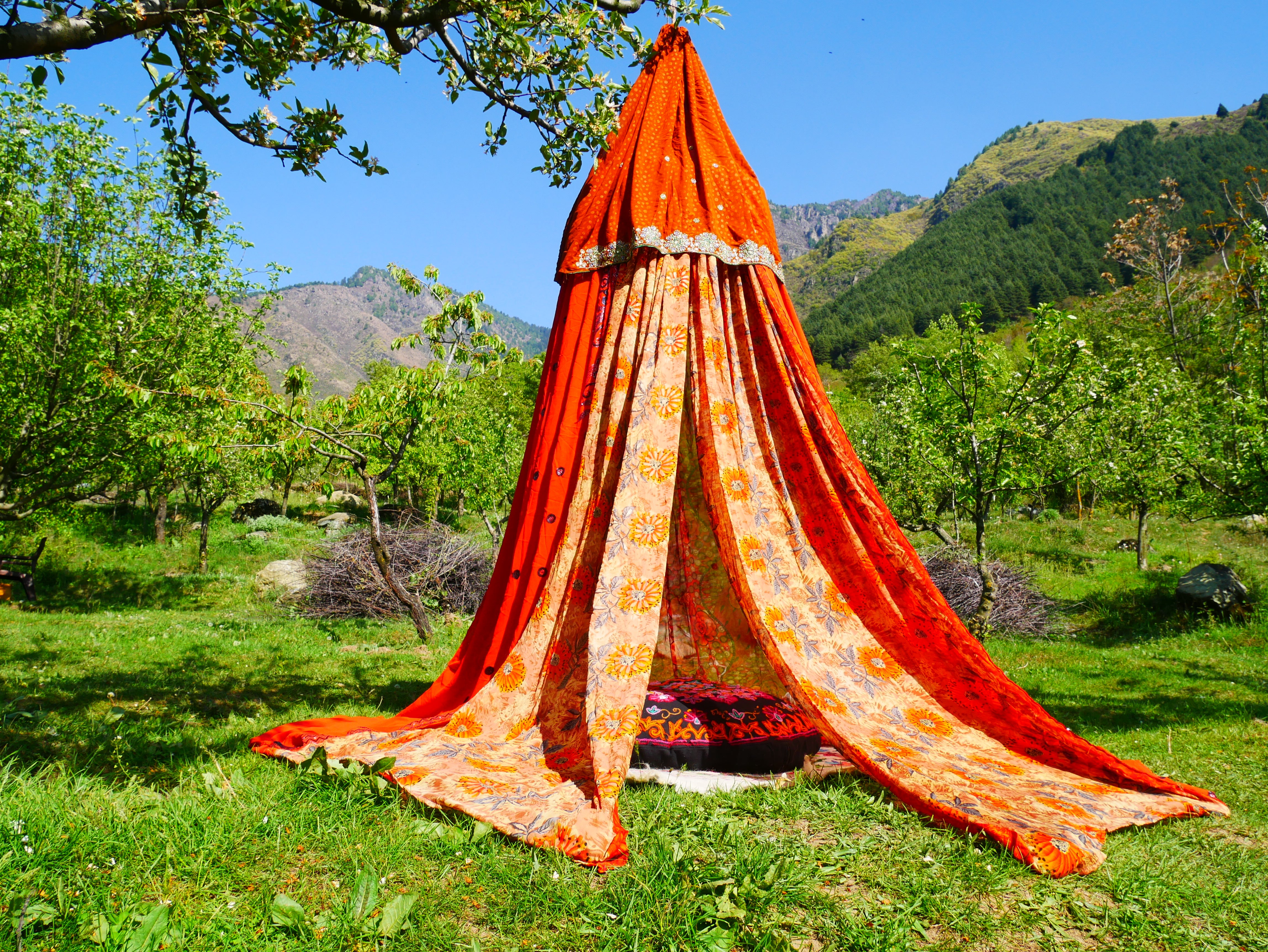 Tienda de sari con dosel kashmiri - Dosel para cama | Decoración para festivales o glamping - Dosel Shanti para espacios de meditación o tienda de juegos para niños