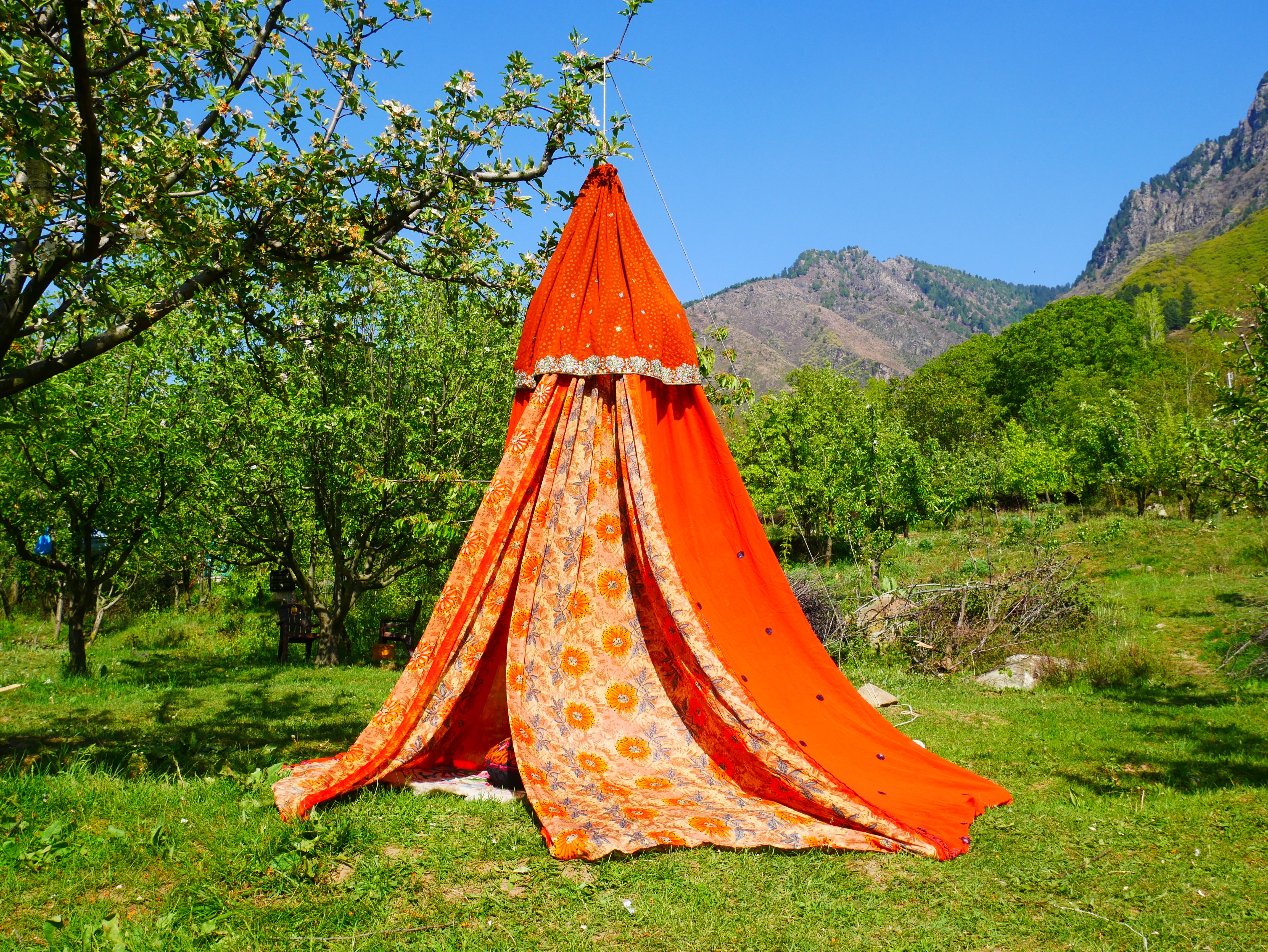 Tienda de sari con dosel kashmiri - Dosel para cama | Decoración para festivales o glamping - Dosel Shanti para espacios de meditación o tienda de juegos para niños