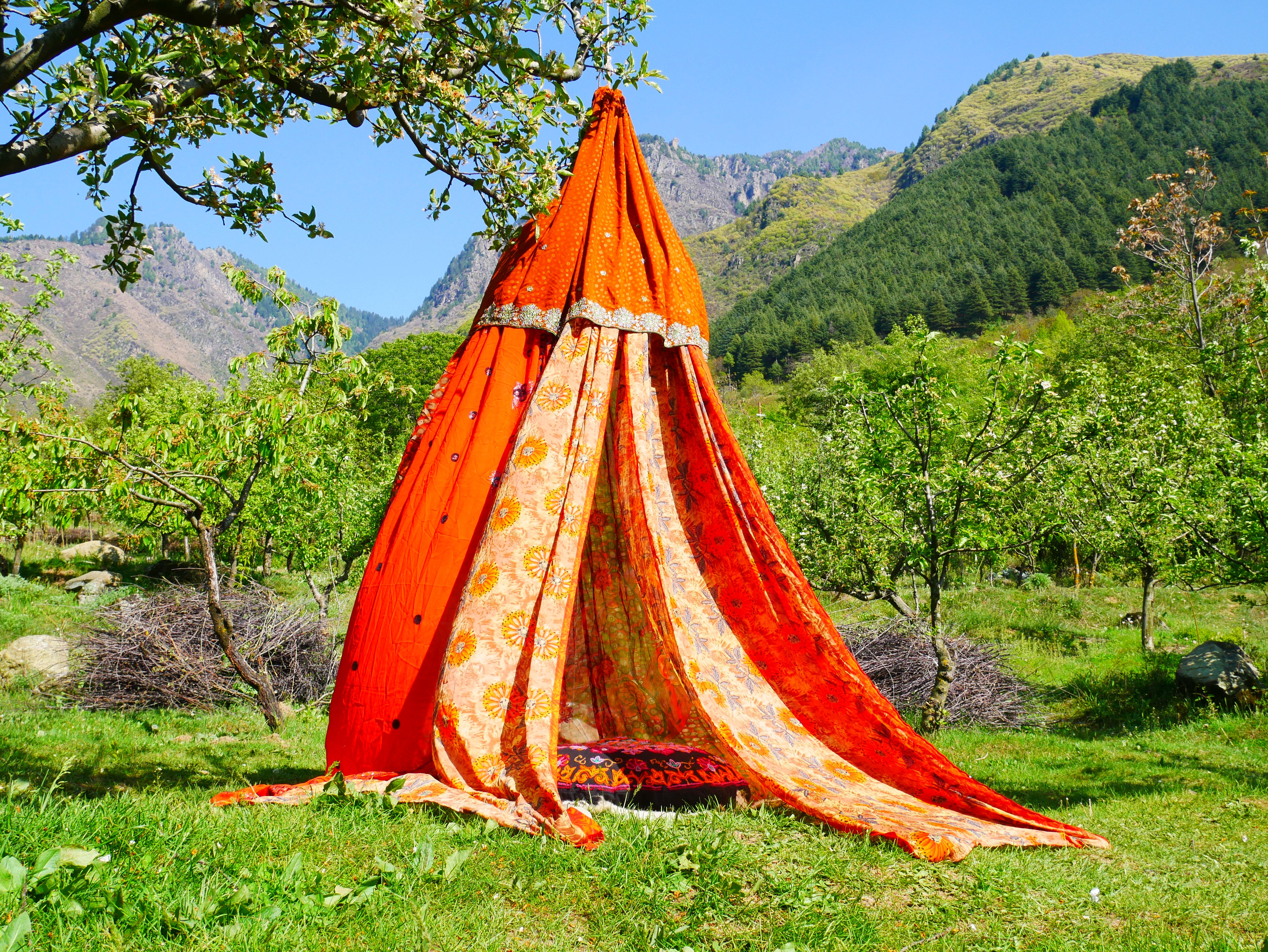 Tienda de sari con dosel kashmiri - Dosel para cama | Decoración para festivales o glamping - Dosel Shanti para espacios de meditación o tienda de juegos para niños