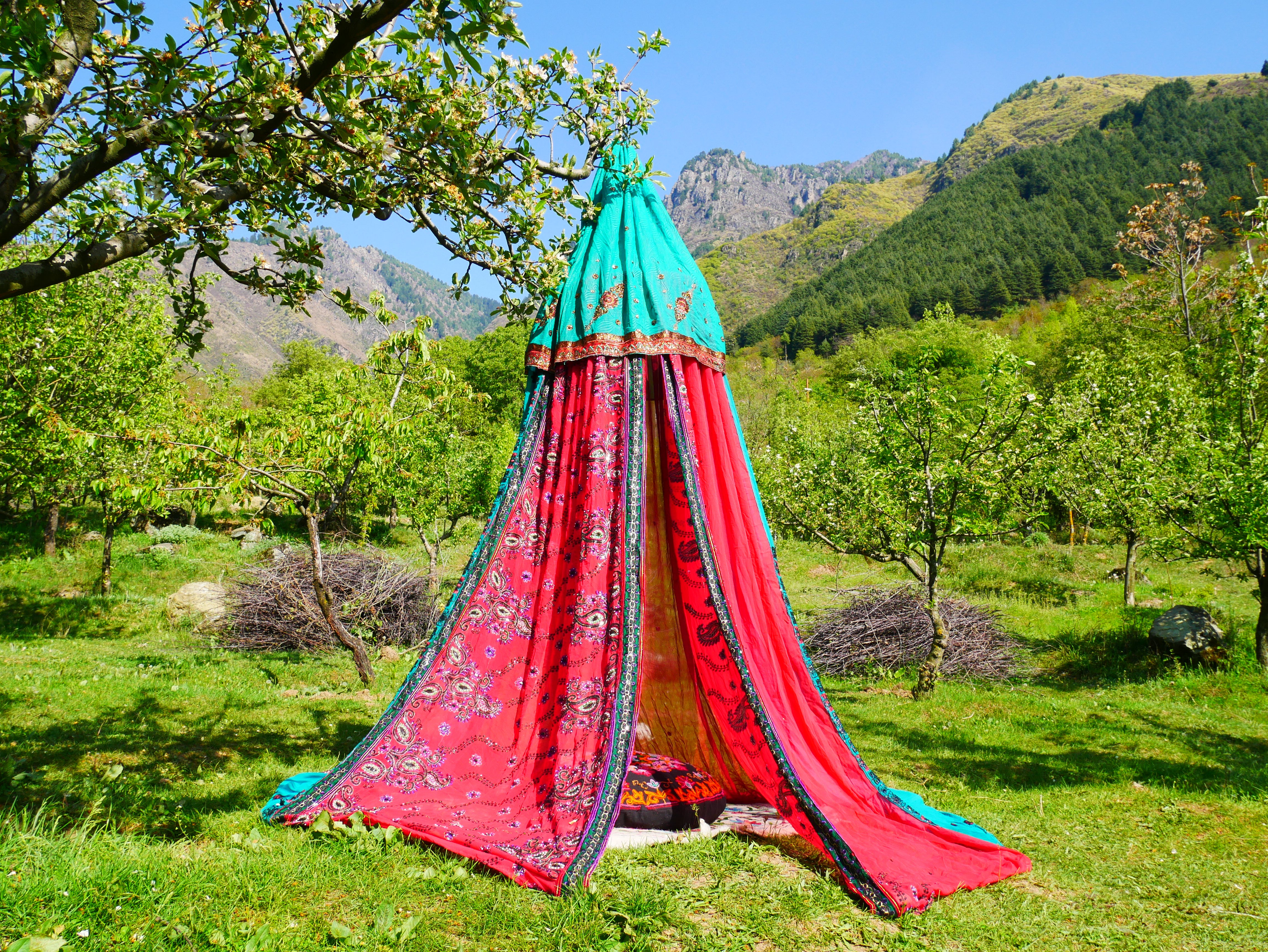 Tienda Shanti Canopy para sari - dosel para cama | Baldaquino de Cachemira para espacios de meditación o rincones de lectura