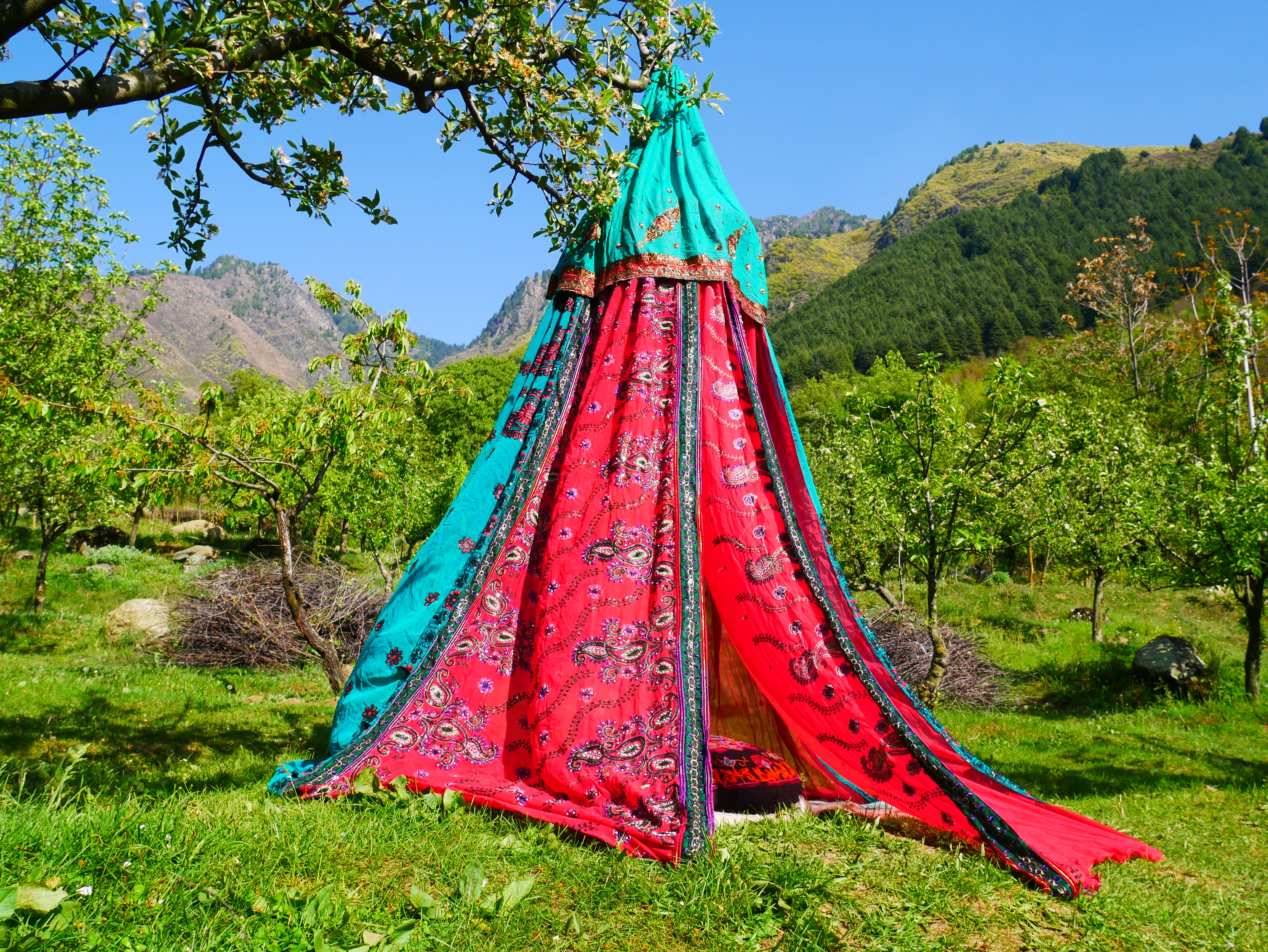 Tienda Shanti Canopy para sari - dosel para cama | Baldaquino de Cachemira para espacios de meditación o rincones de lectura