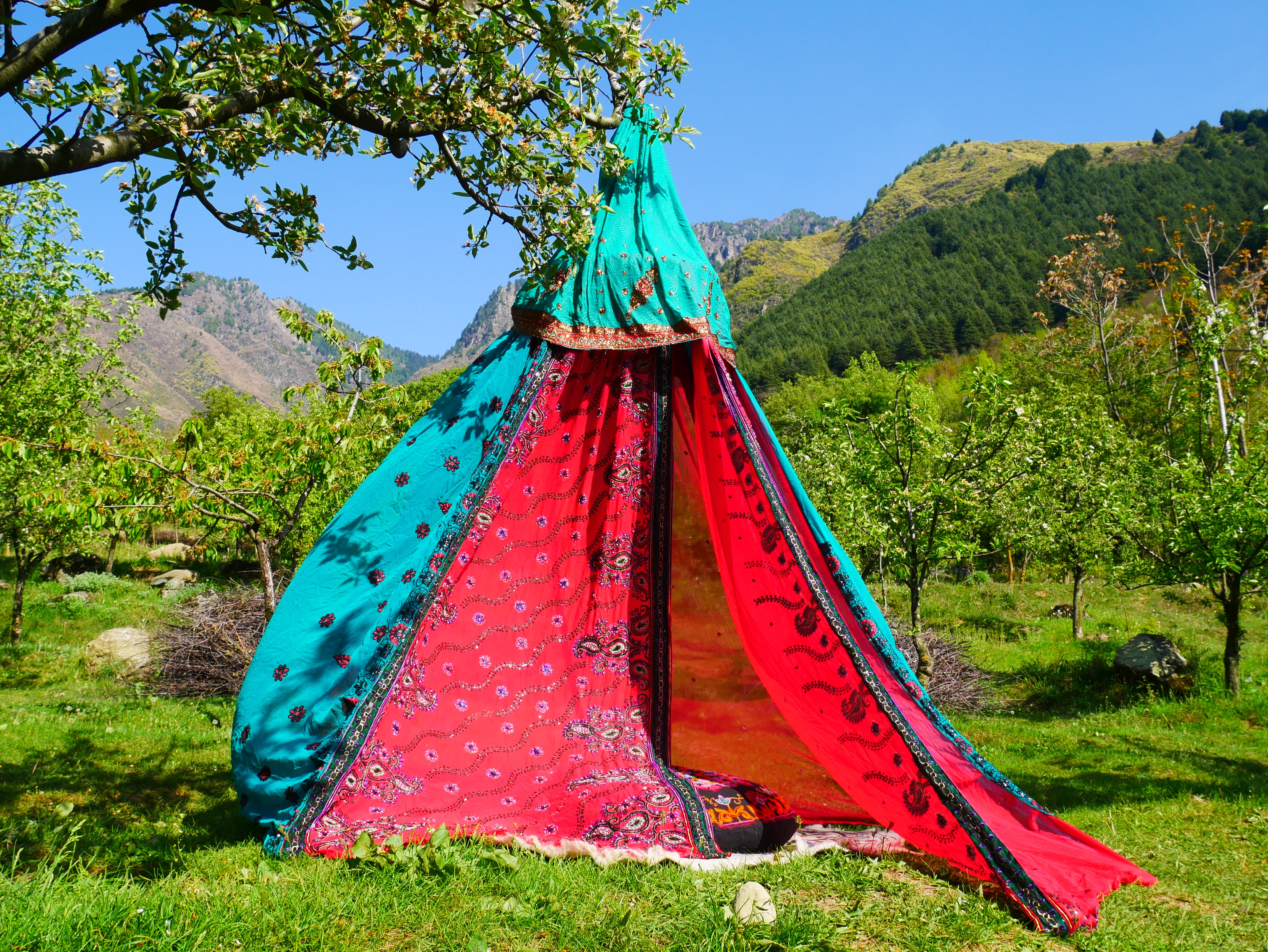 Tienda Shanti Canopy para sari - dosel para cama | Baldaquino de Cachemira para espacios de meditación o rincones de lectura