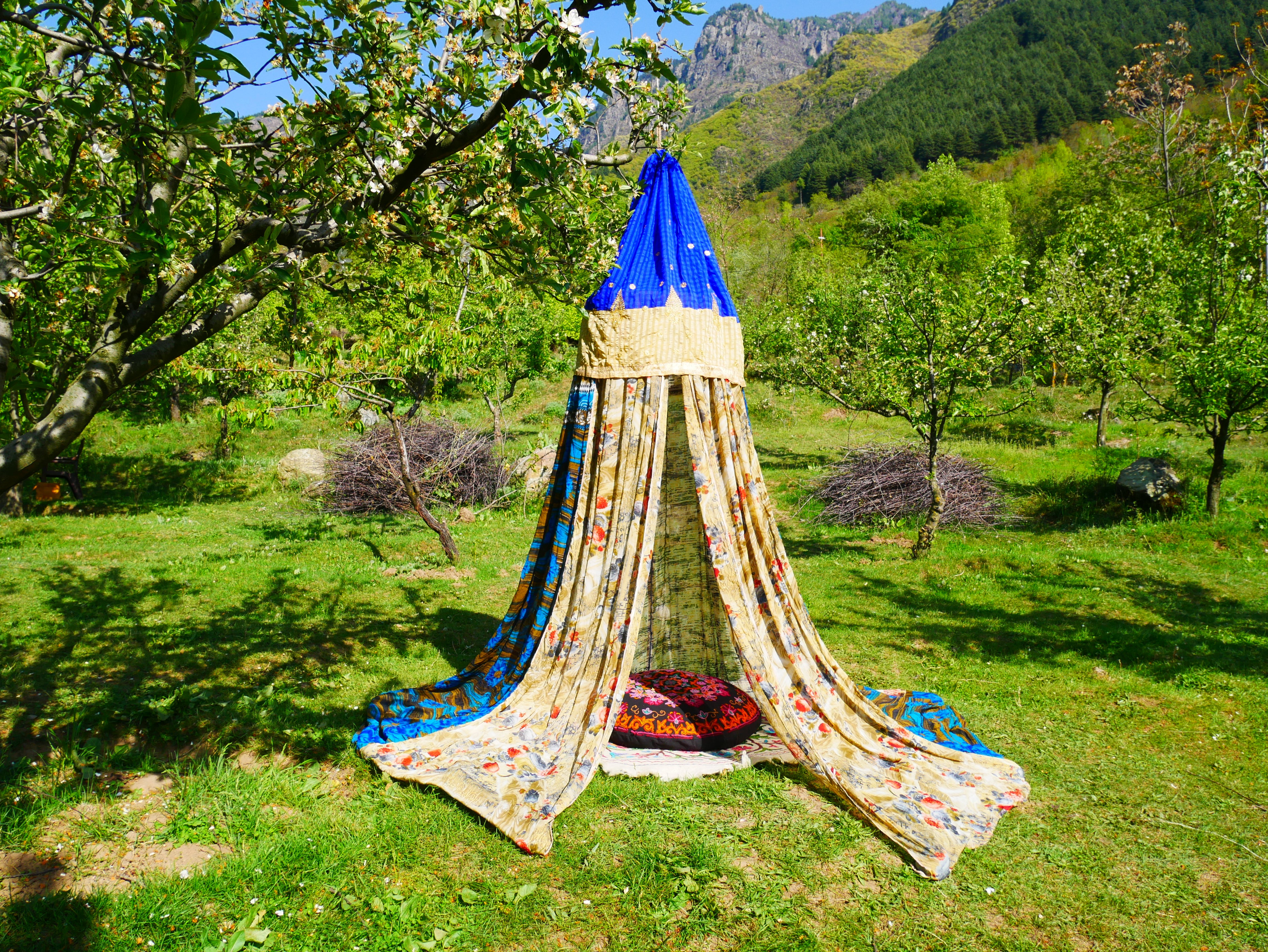 Tienda de sari con dosel kashmiri - Dosel para cama | Decoración para festivales o glamping - Dosel Shanti para espacios de meditación o tienda de juegos para niños