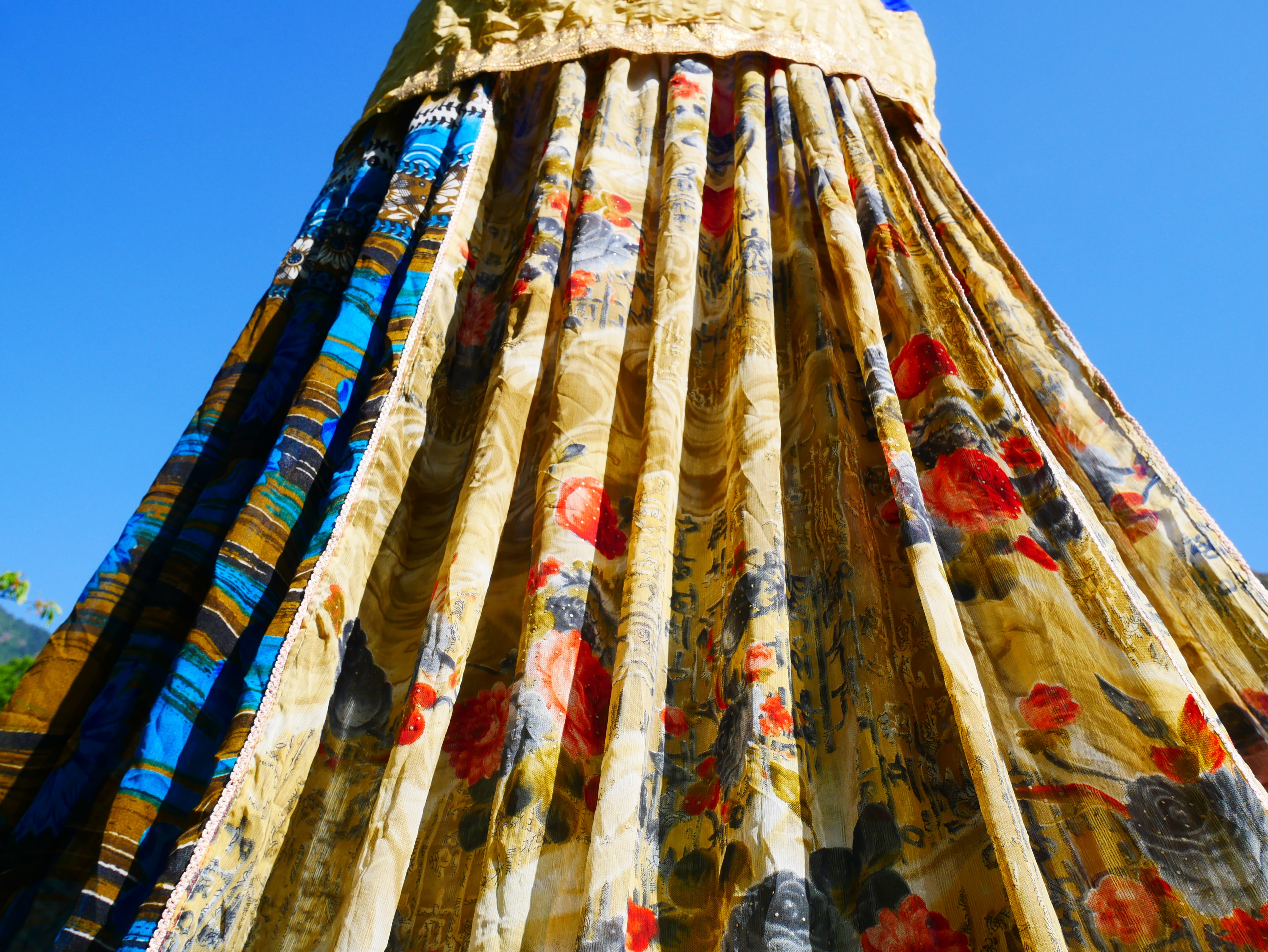 Tienda de sari con dosel kashmiri - Dosel para cama | Decoración para festivales o glamping - Dosel Shanti para espacios de meditación o tienda de juegos para niños