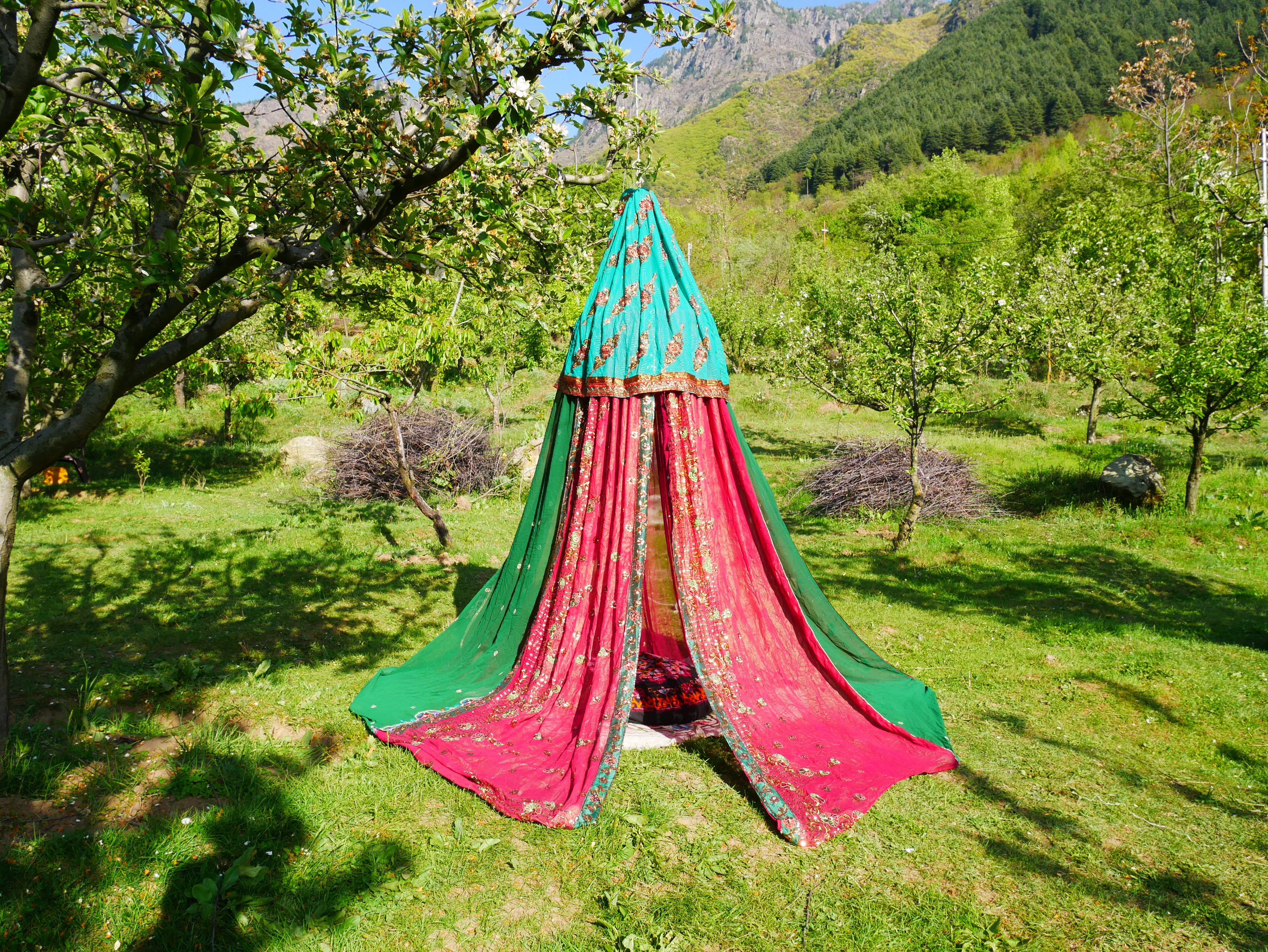 Tienda Shanti Canopy para sari - dosel para cama | Baldaquino de Cachemira para espacios de meditación o rincones de lectura