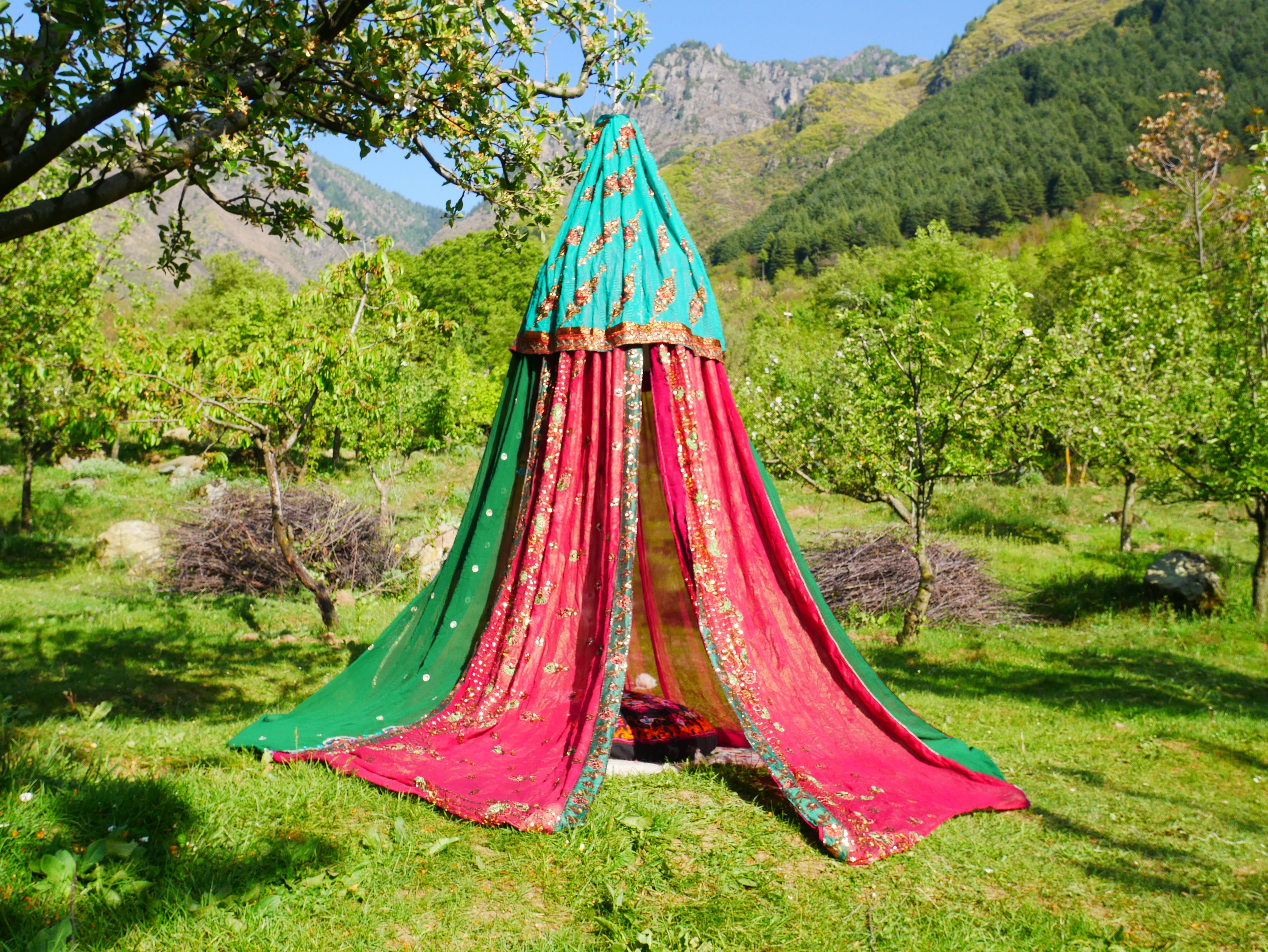 Tienda Shanti Canopy para sari - dosel para cama | Baldaquino de Cachemira para espacios de meditación o rincones de lectura