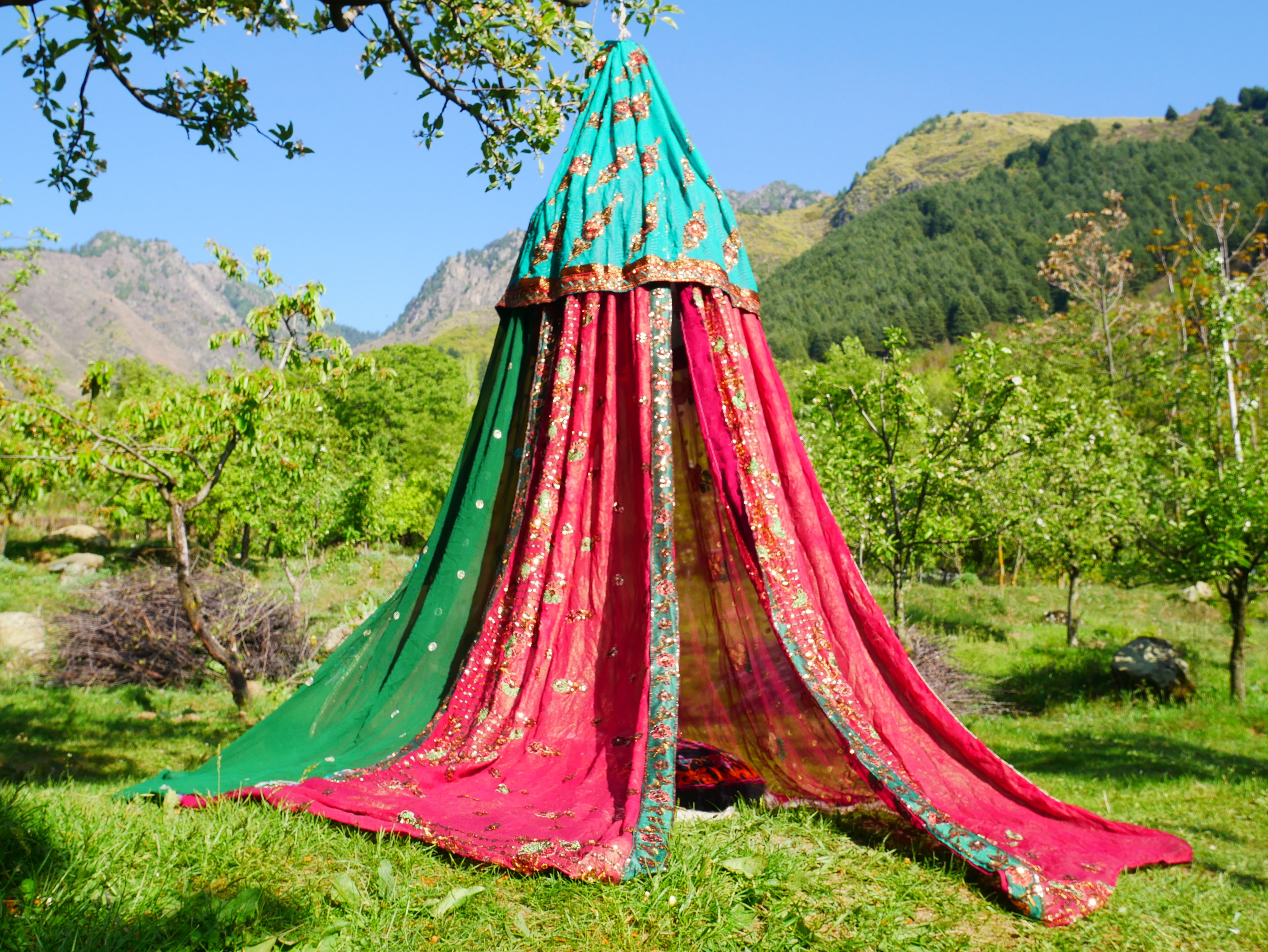 Tienda Shanti Canopy para sari - dosel para cama | Baldaquino de Cachemira para espacios de meditación o rincones de lectura