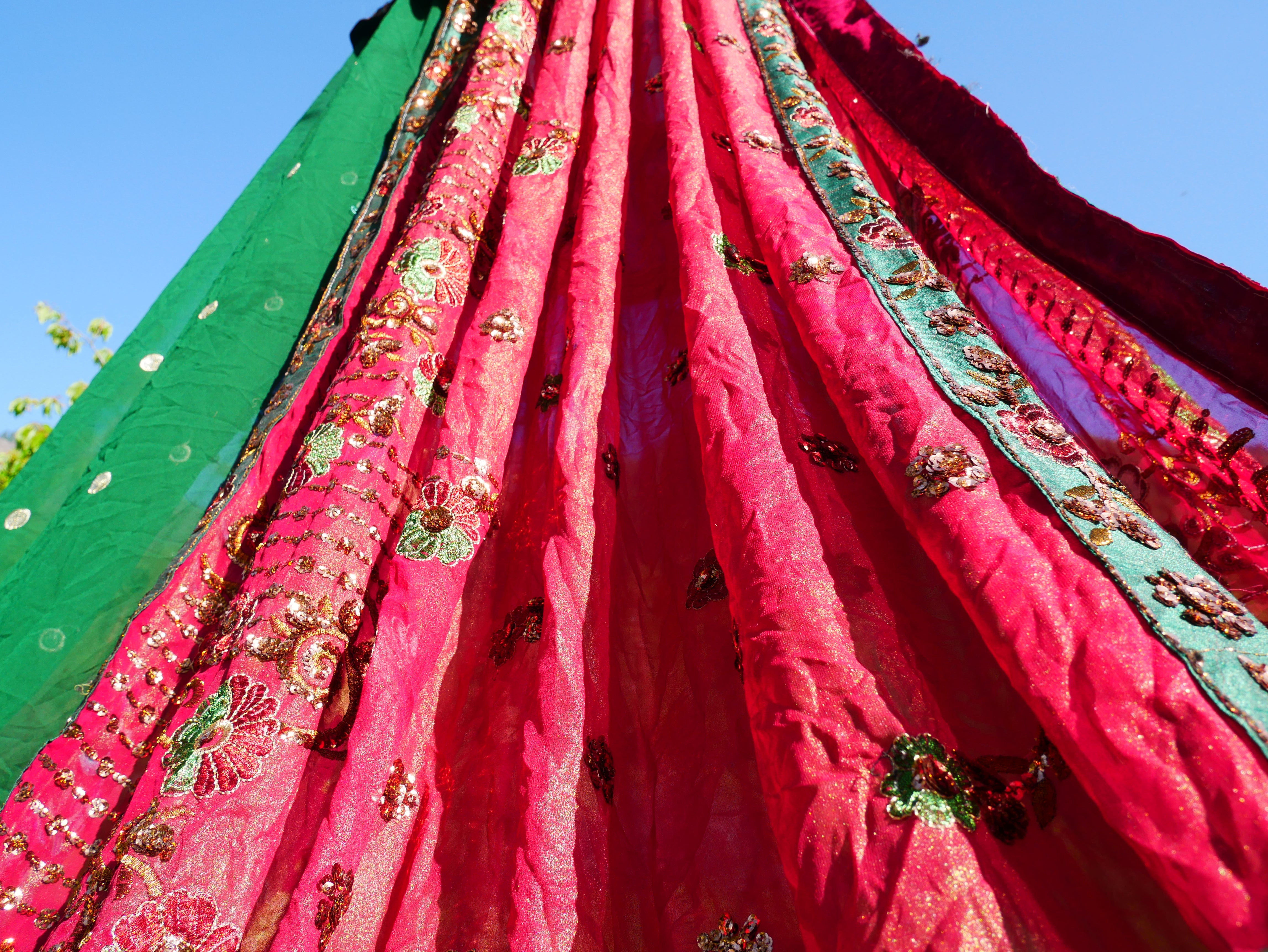 Tienda Shanti Canopy para sari - dosel para cama | Baldaquino de Cachemira para espacios de meditación o rincones de lectura