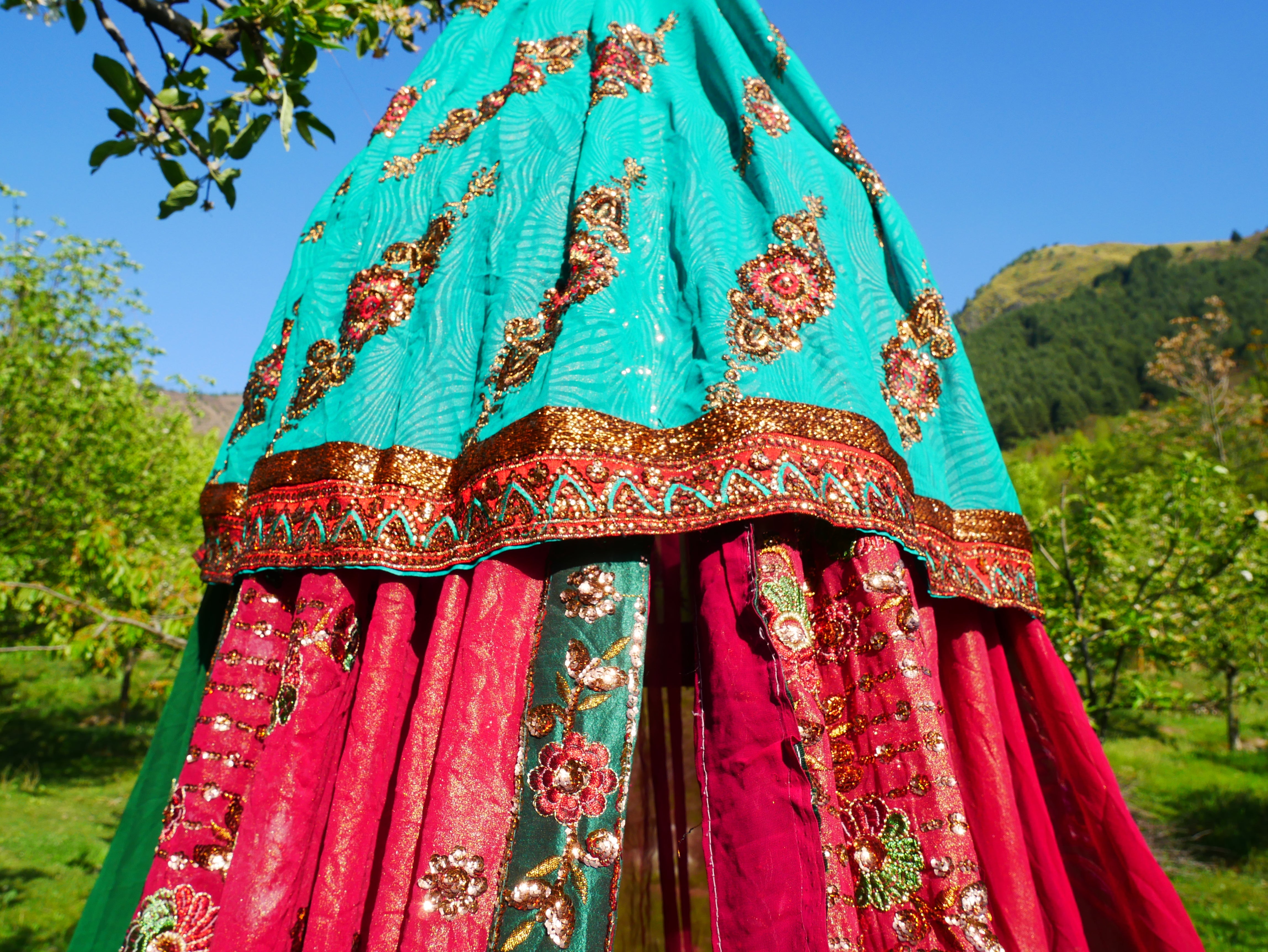 Tienda Shanti Canopy para sari - dosel para cama | Baldaquino de Cachemira para espacios de meditación o rincones de lectura