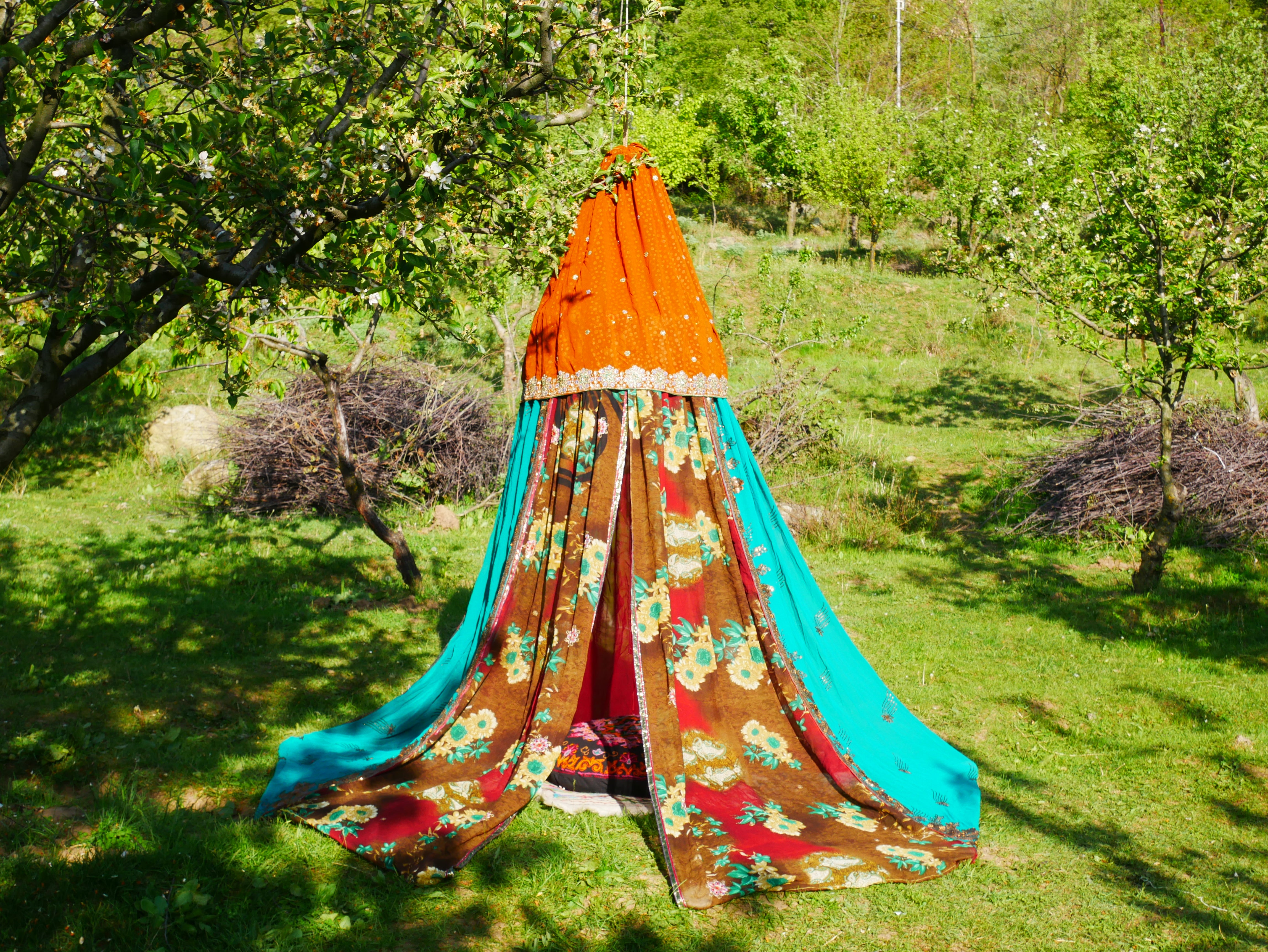 Tienda de sari con dosel kashmiri - Dosel para cama | Decoración para festivales o glamping - Dosel Shanti para espacios de meditación o tienda de juegos para niños