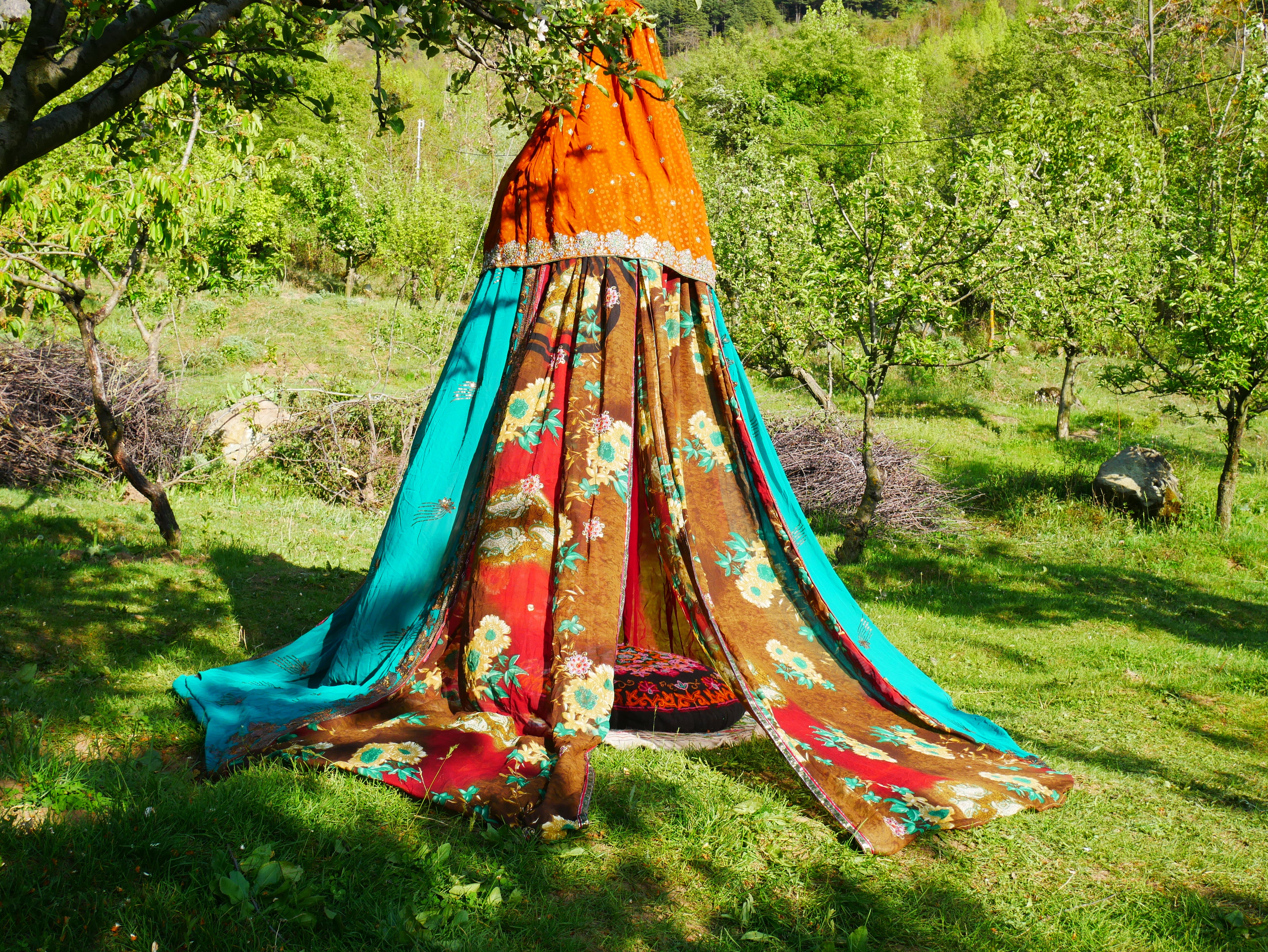 Tienda de sari con dosel kashmiri - Dosel para cama | Decoración para festivales o glamping - Dosel Shanti para espacios de meditación o tienda de juegos para niños