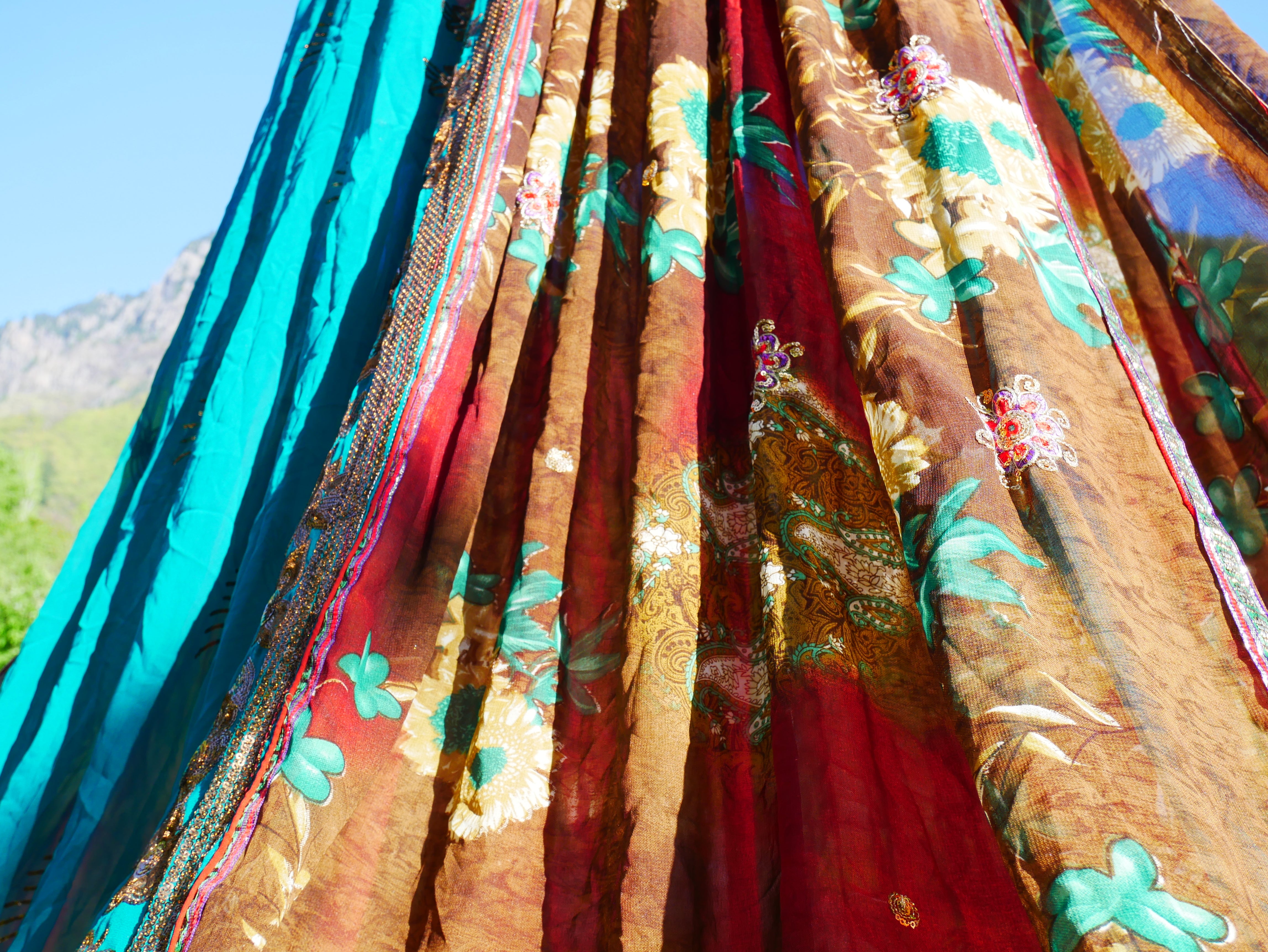 Tienda de sari con dosel kashmiri - Dosel para cama | Decoración para festivales o glamping - Dosel Shanti para espacios de meditación o tienda de juegos para niños