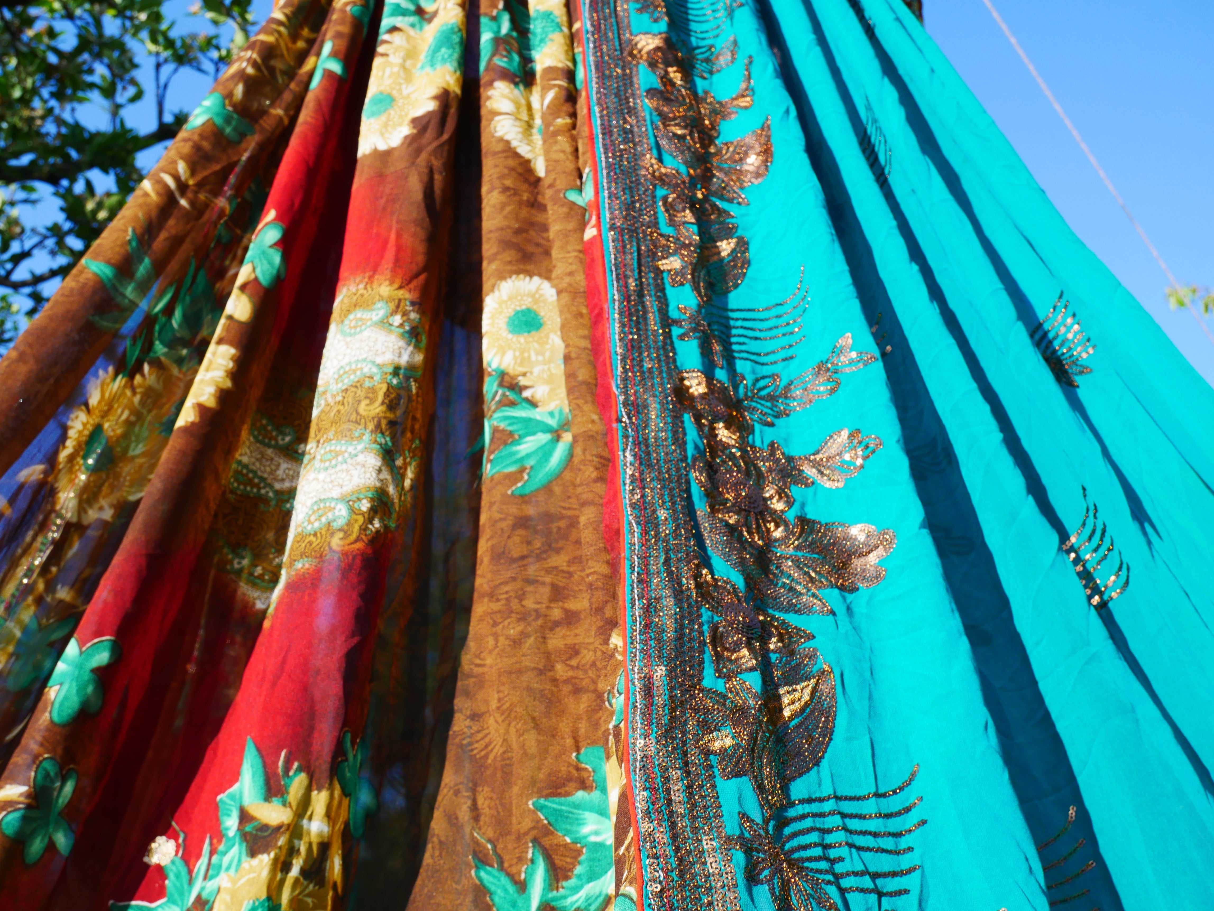 Tienda de sari con dosel kashmiri - Dosel para cama | Decoración para festivales o glamping - Dosel Shanti para espacios de meditación o tienda de juegos para niños